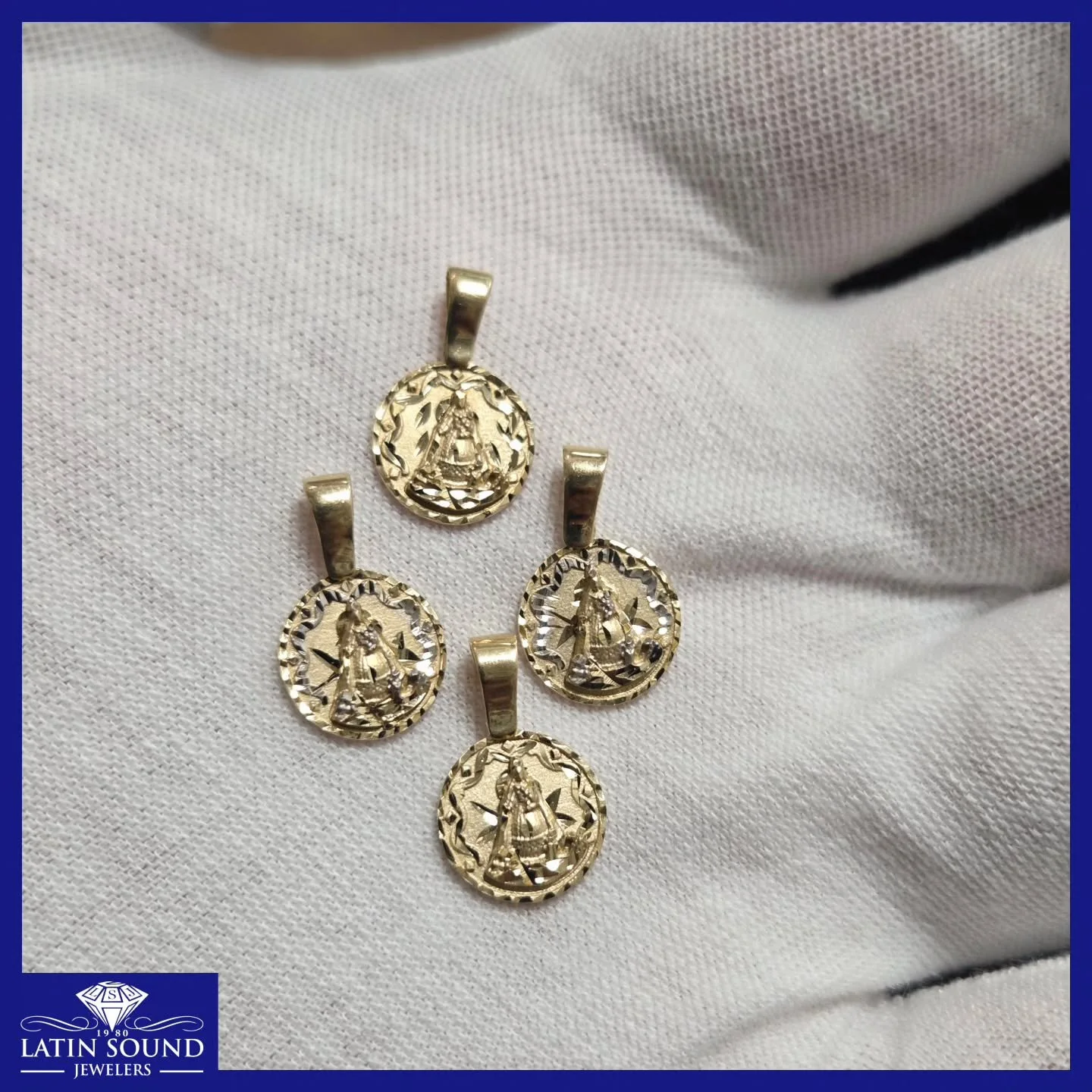 Small 14K Caridad del Cobre pendants, designed to carry your faith close at all times while preserving a touch of delicate elegance.
💎
Peque&ntilde;os dijes de 14K de la Caridad del Cobre, perfectos para llevar tu fe siempre contigo sin perder un to