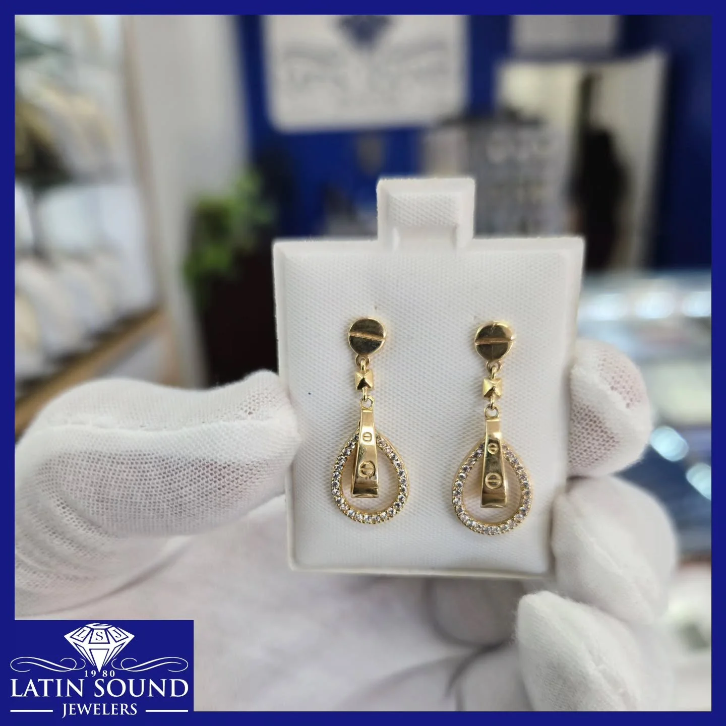 At Latin Sound Jewelers, tradition, luxury, and unbeatable prices await you.
💎
En Latin Sound Jewelers, tradici&oacute;n, lujo y precios incomparables te esperan.