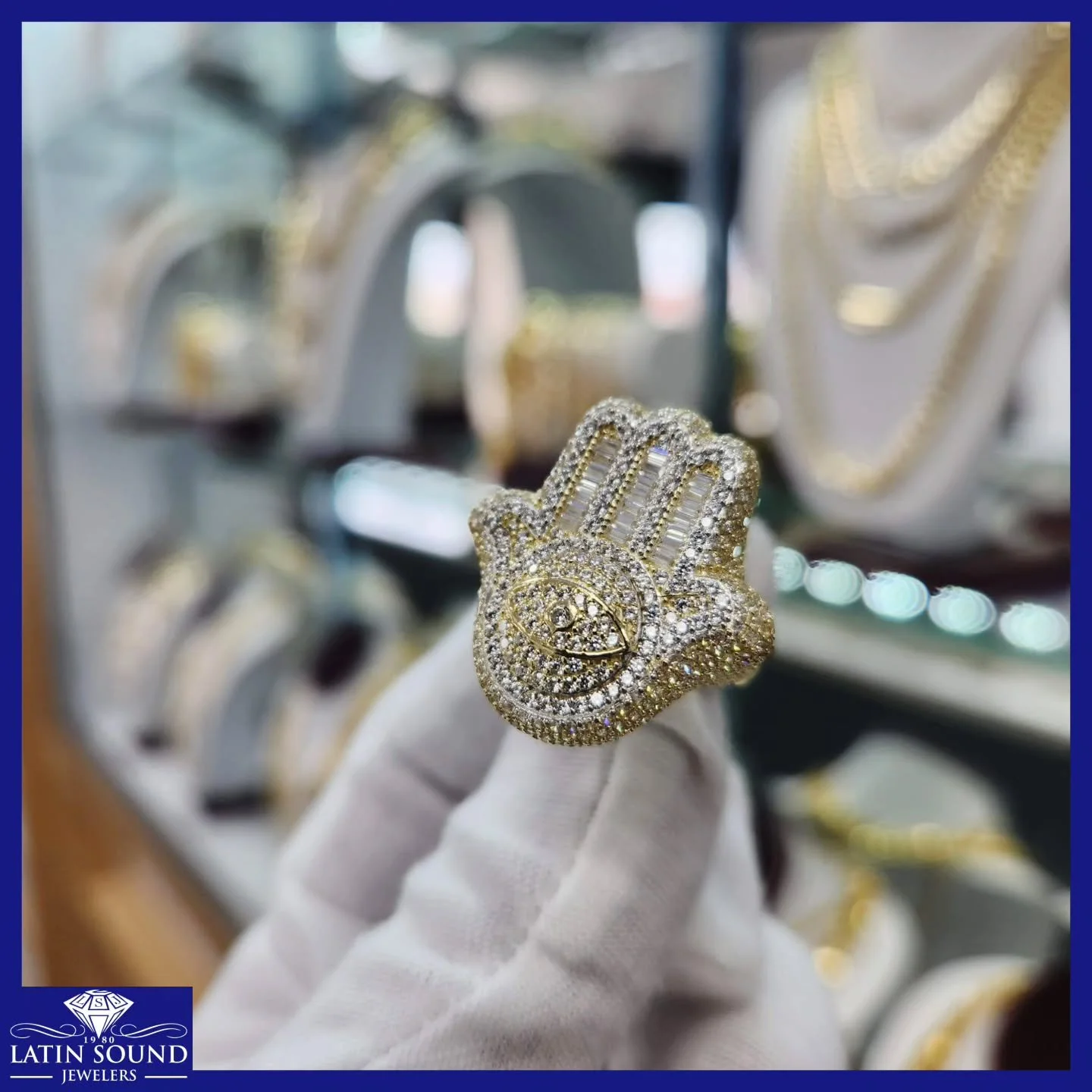 14K gold Hamsa hand ring, beautifully set with shimmering cubic zirconia for a bold, eye catching sparkle. Designed with an evil eye center, this piece combines elegance with symbolic protection.
💎
Anillo de mano de F&aacute;tima en oro de 14 quilat