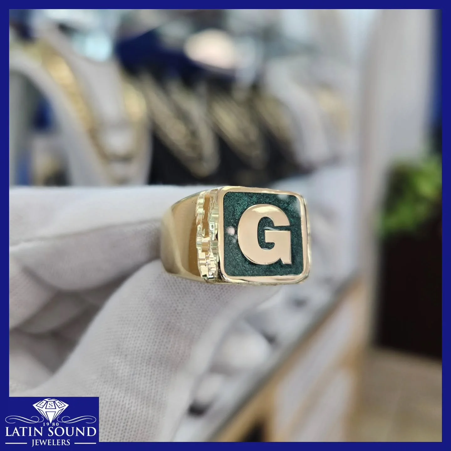 At Latin Sound Jewelers, tradition, luxury, and unbeatable prices await you.
💎
En Latin Sound Jewelers, tradici&oacute;n, lujo y precios incomparables te esperan.