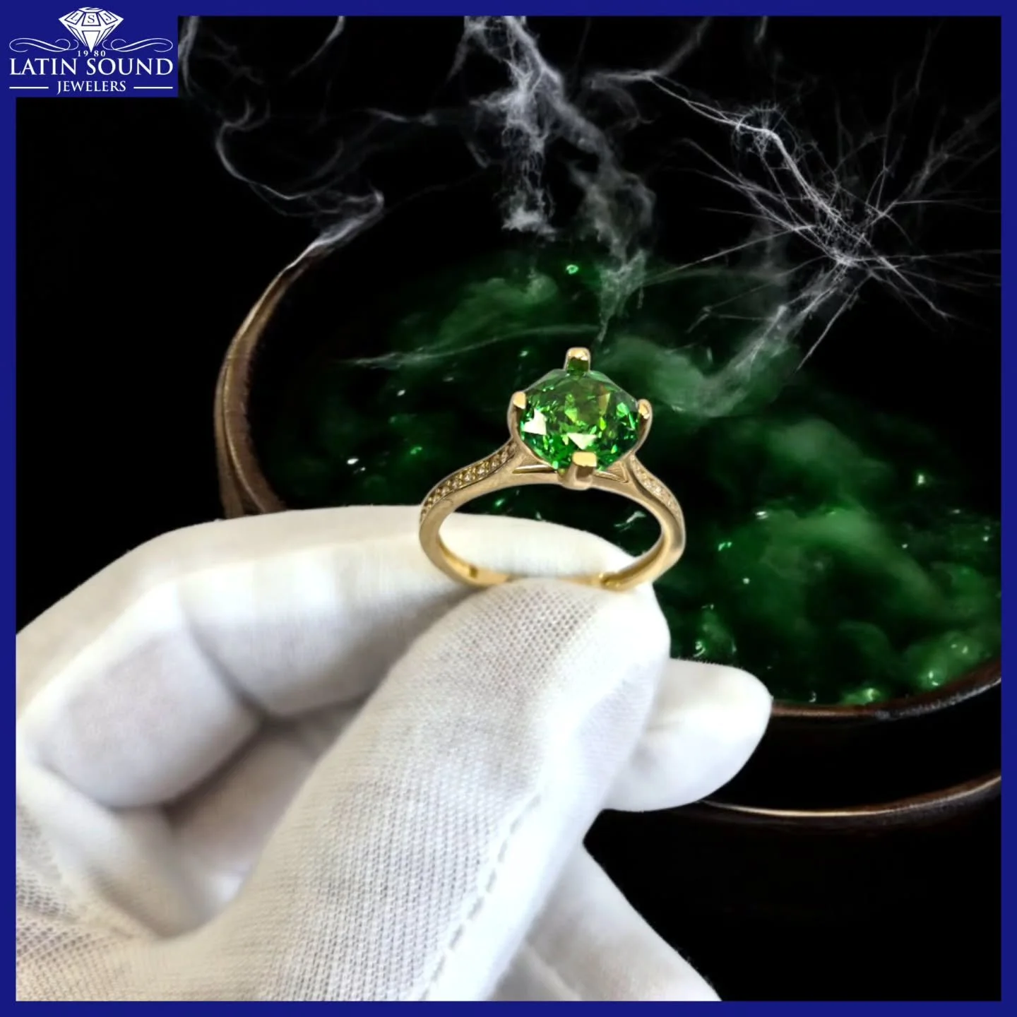 Straight from the witch&rsquo;s cauldron, this 14k gold ring featuring a mesmerizing potion green center stone is the ultimate accessory for your Halloween costume party.
💎
Directamente del caldero de las brujas, este anillo de oro de 14k con una hi
