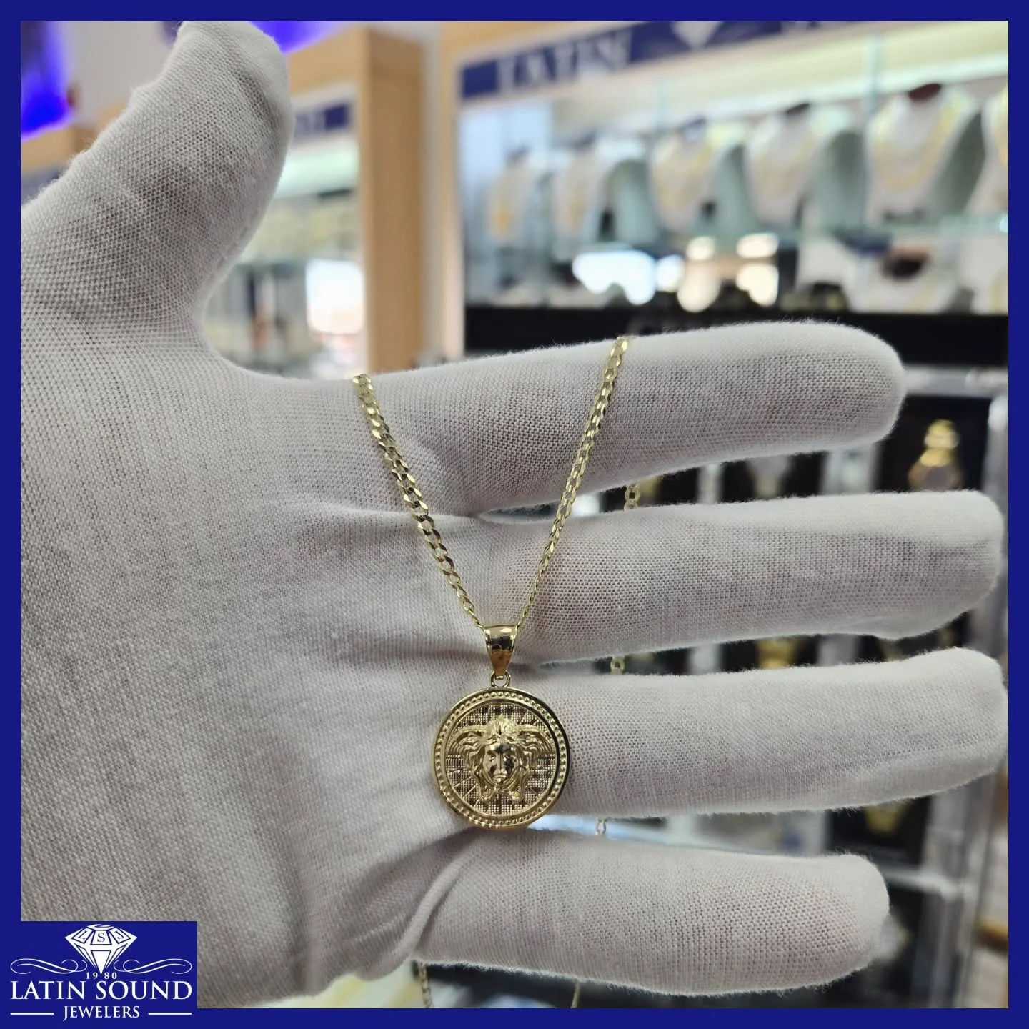 Lightweight yet full of presence, the perfect balance of volume and value. A stunning look that won&rsquo;t break the bank but still turns heads.
💎
Ligero pero con presencia, el equilibrio perfecto entre volumen y valor. Un estilo llamativo que no v