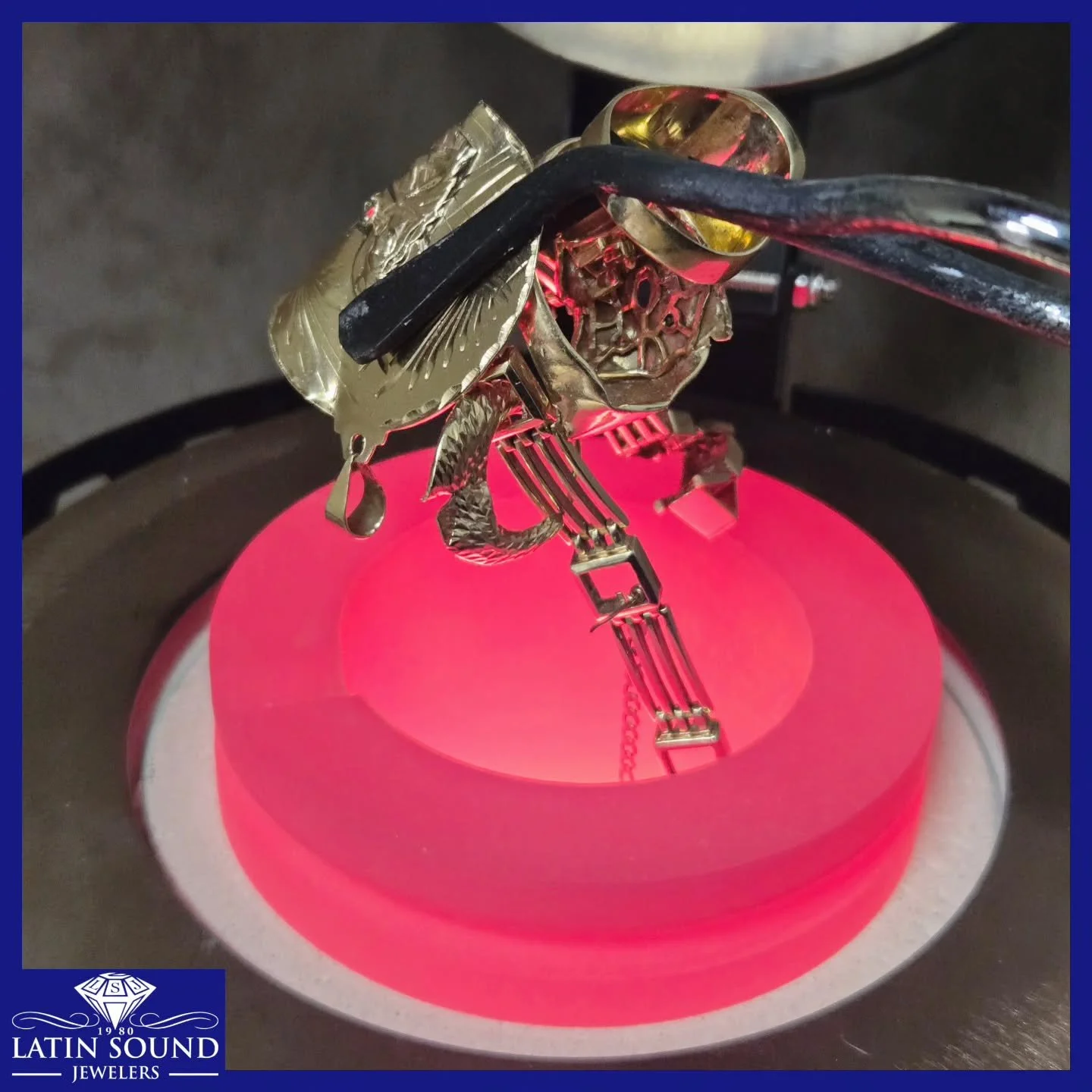 Transforming scrap gold into stunning new jewelry creations.
💎
Transformando oro chatarra a nuevas piezas de joyer&iacute;a.

#latinsoundjewelers