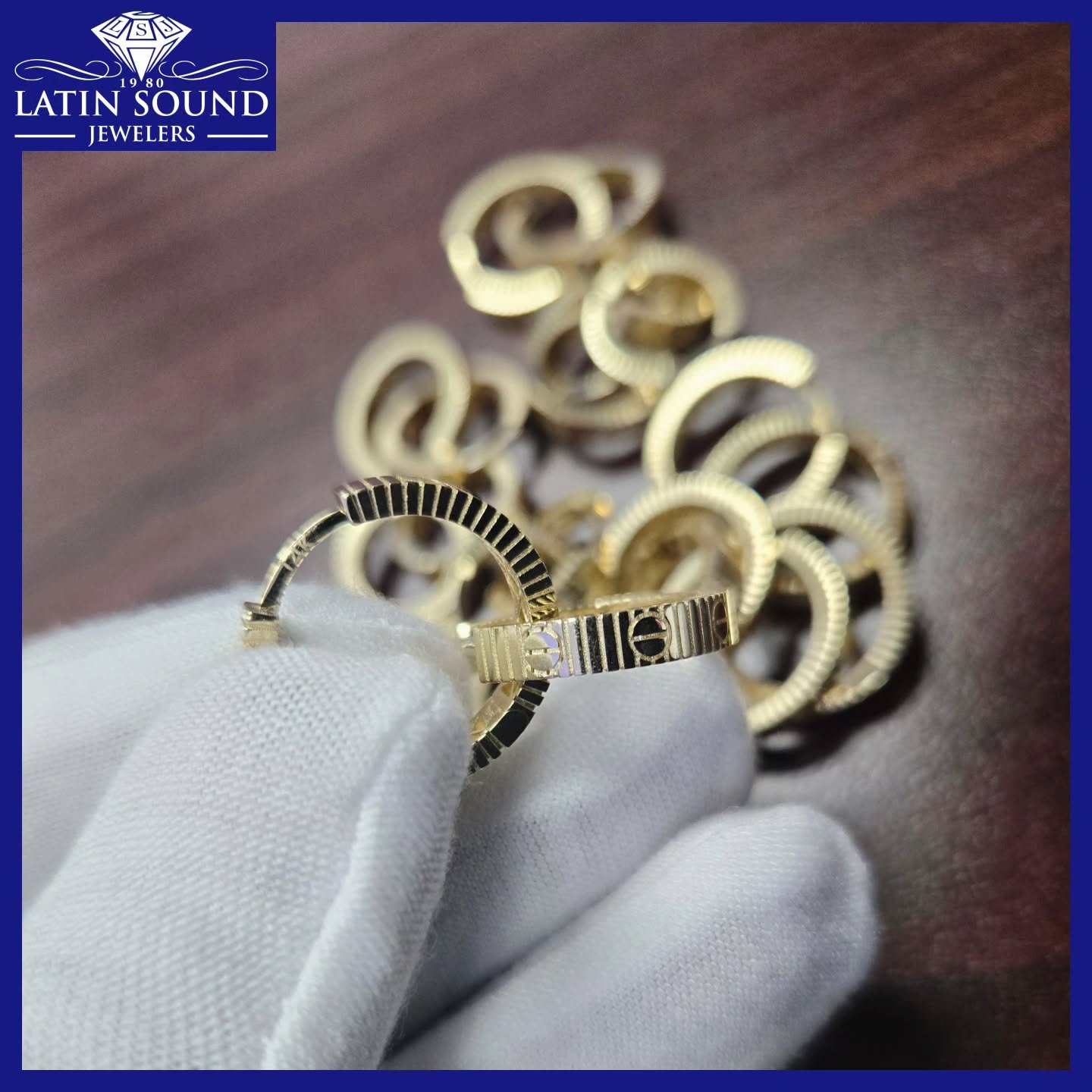 Designer hoop earrings available in three different sizes.
💎
Argollas de dise&ntilde;ador disponibles en tres tama&ntilde;os diferentes.

#latinsoundjewelers
