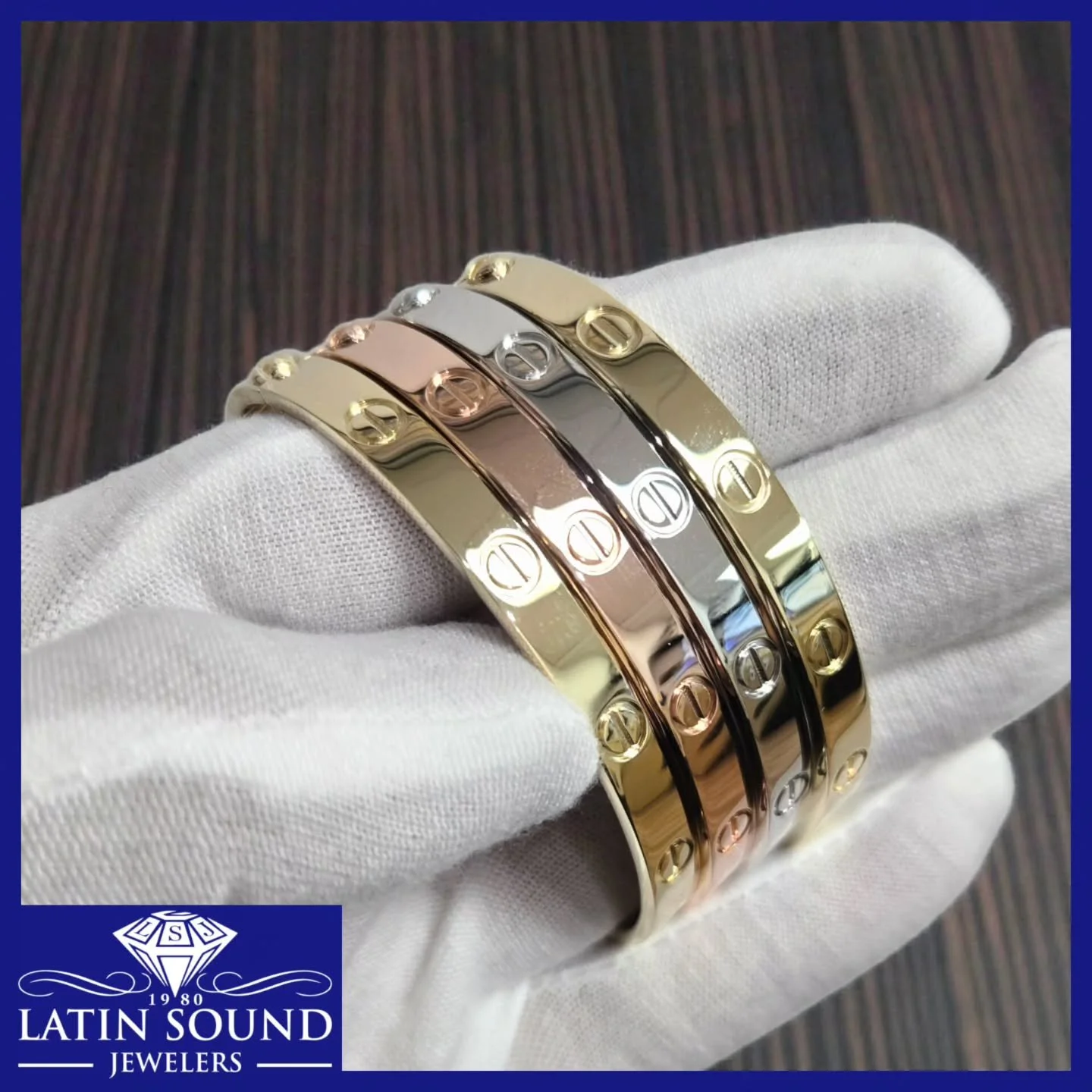 Designer bangles available in 18K, 14K, and 10K gold, offered in white, rose, and yellow gold.
💎
Brazaletes de dise&ntilde;ador disponibles en oro de 18K, 14K y 10K, en oro blanco, rosa y amarillo.

#latinsoundjewelers