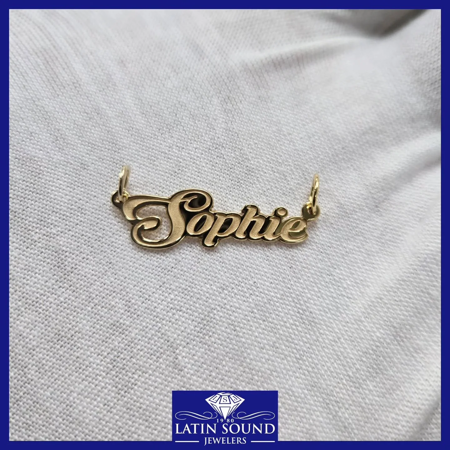 Small 1-inch solid name pendants, perfect for a delicate, dainty look with an elegant thin chain, or as a special piece for one of the little ones.
💎
Nombres s&oacute;lidos peque&ntilde;os de 1 pulgada, perfectos para un estilo delicado y fino con u