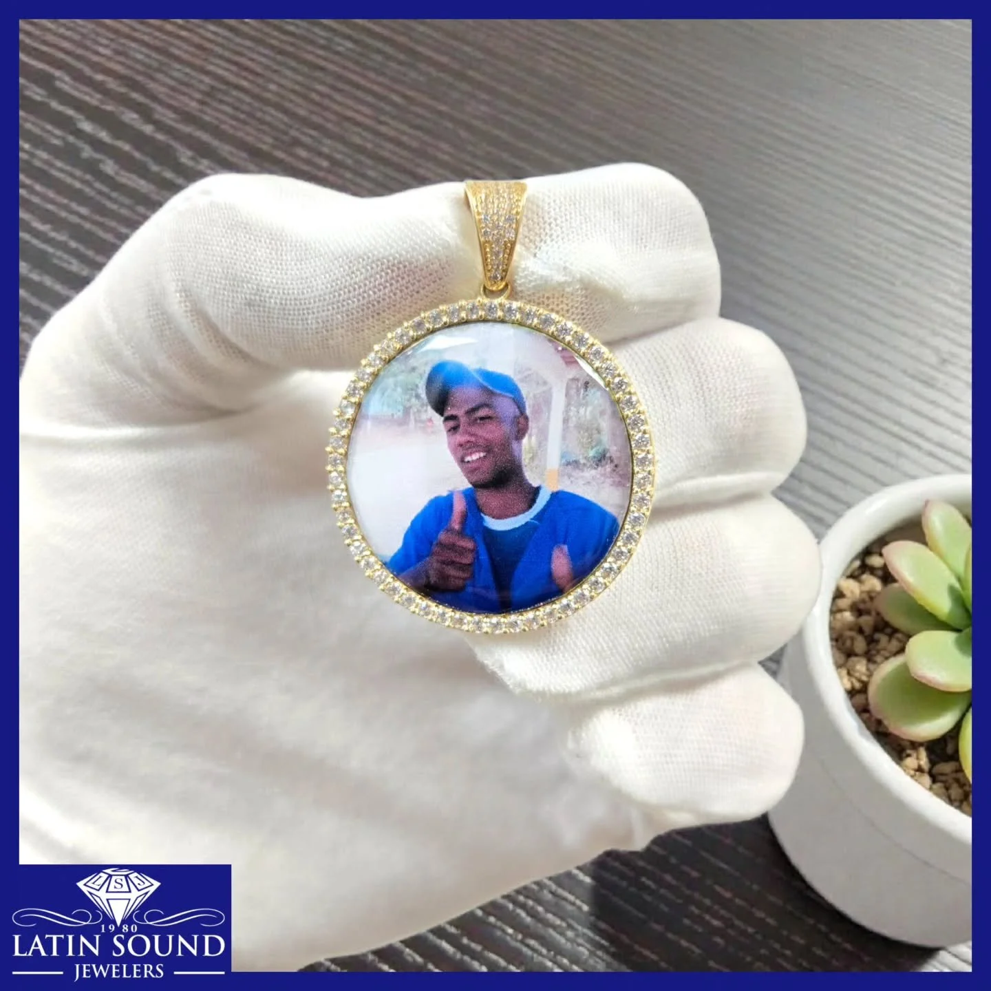 We can create the perfect photo pendant to preserve a special moment, or keep someone close to your heart forever.
💎
Podemos crear el dije perfecto con tu foto para conservar un momento especial, o llevar siempre cerca de tu coraz&oacute;n a alguien