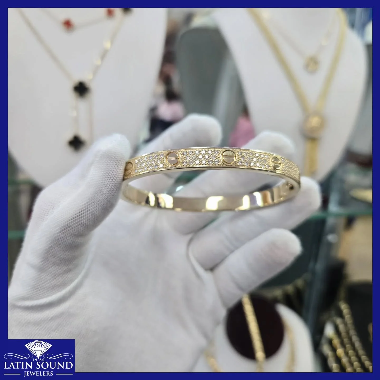 Stunning designer 14k gold love bracelet with diamonds, the perfect way to show your love this Valentine&rsquo;s Day.
💎&hearts;️💎&hearts;️💎&hearts;️💎
Impresionante pulsera de amor de dise&ntilde;ador en oro de 14k con diamantes, la manera perfect