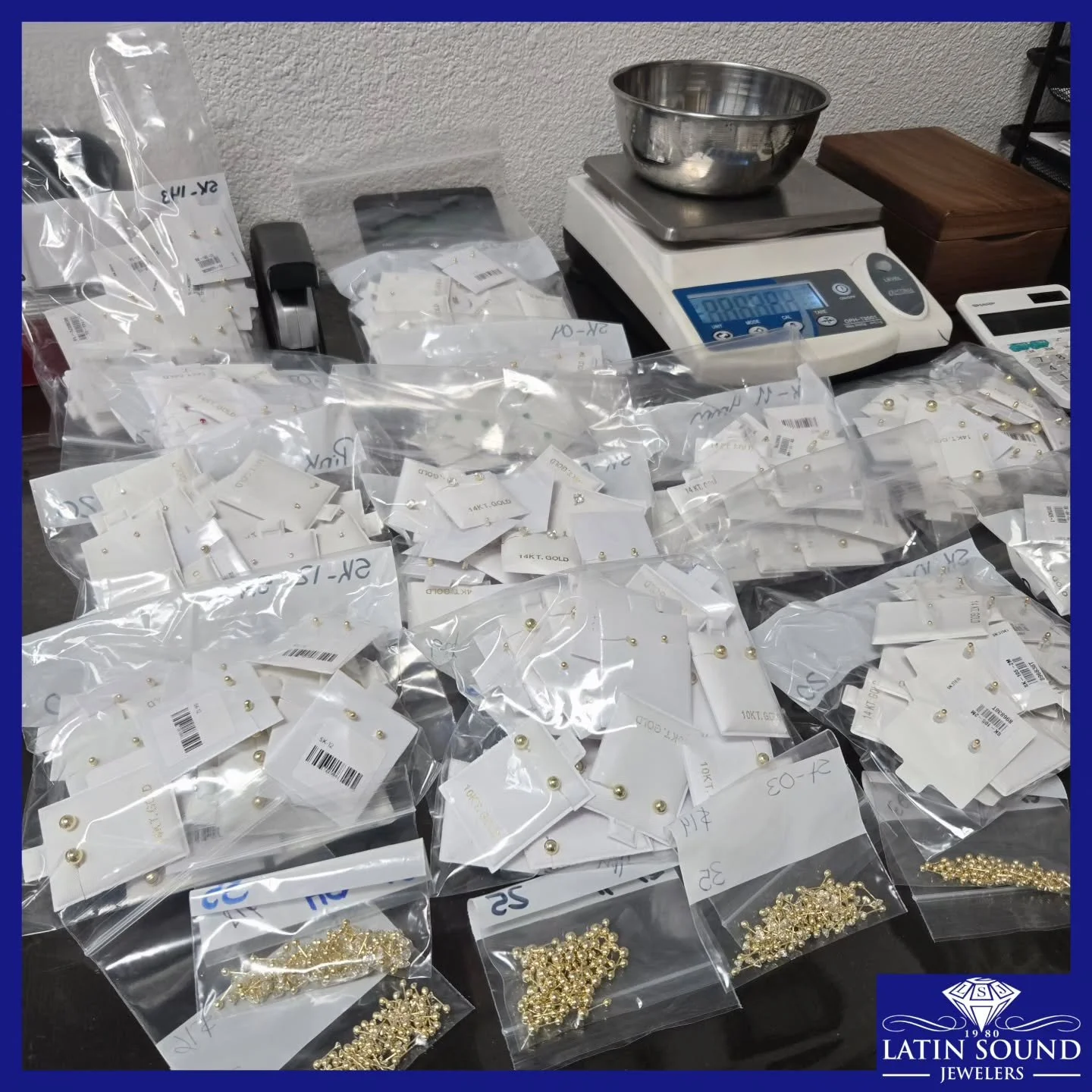 Hundreds of new earrings have just arrived for our special-price selection, with body piercing and cartilage styles coming soon, just in time for spring.
💎💎💎
Cientos de nuevos aretes ya llegaron a nuestra selecci&oacute;n de precios especiales, y 