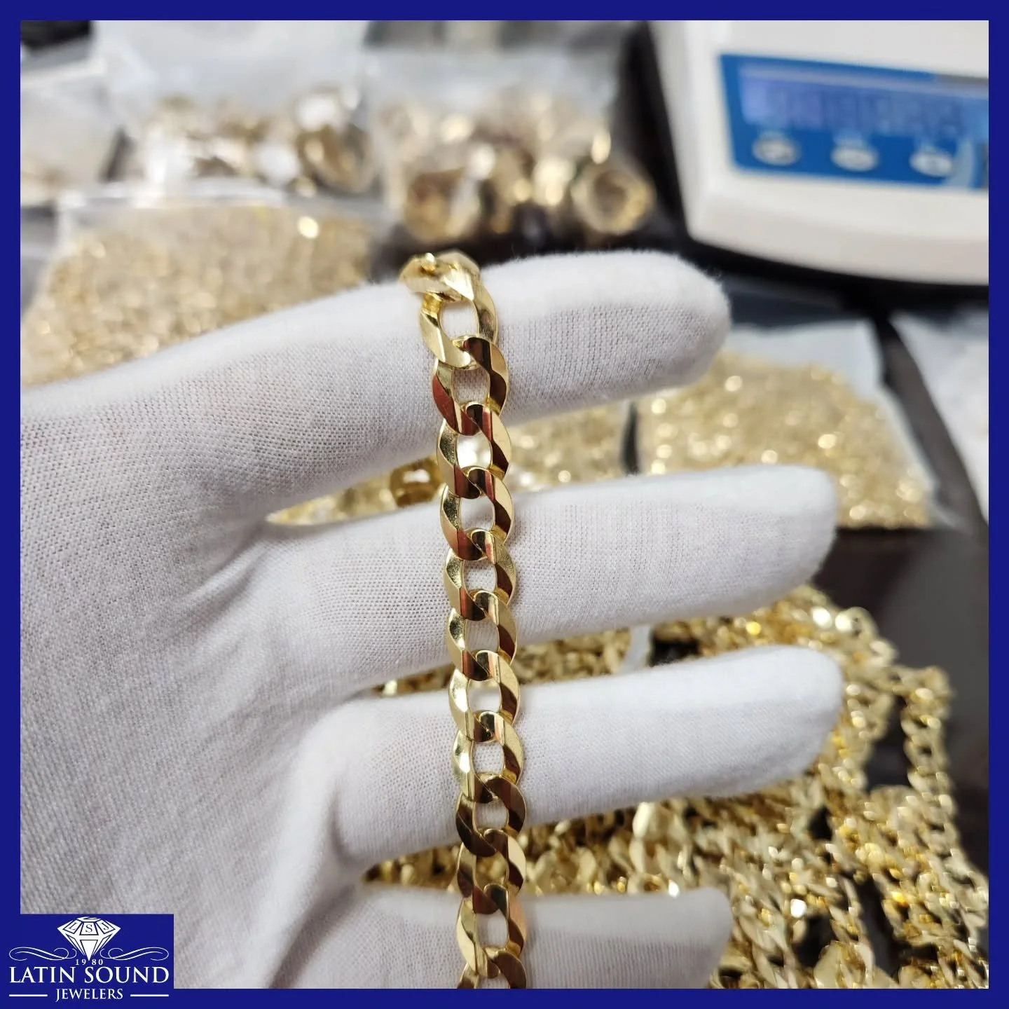 Flat Cuban link chains available in a variety of sizes, crafted in both 10K and 14K gold.
💎
Cadenas estilo Cuban planas disponibles en varios tama&ntilde;os, elaboradas en oro de 10K y 14K.

#latinsoundjewelers