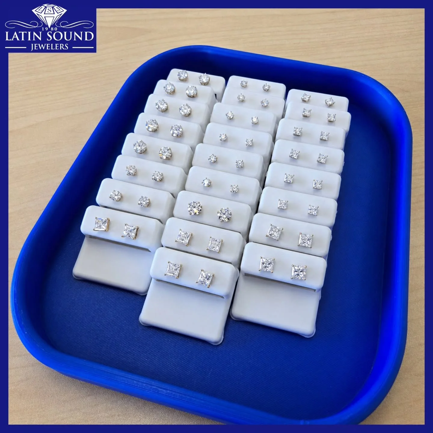 Various new sizes of moissanite stud earrings are now available in both round and princess cuts. The perfect gift for Mother&rsquo;s Day, or a beautiful way to treat yourself and shine poolside all summer long.
💎
Ya est&aacute;n disponibles nuevos t