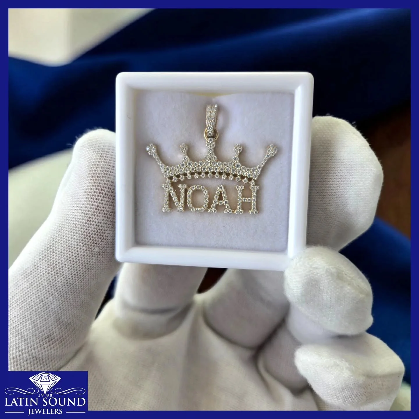 We can create the perfect custom piece just for you. If you see something you like online, stop by one of our stores, show us a screenshot, and we&rsquo;ll make it happen.
💎
Podemos crear la pieza personalizada perfecta para ti. Si ves algo que te g