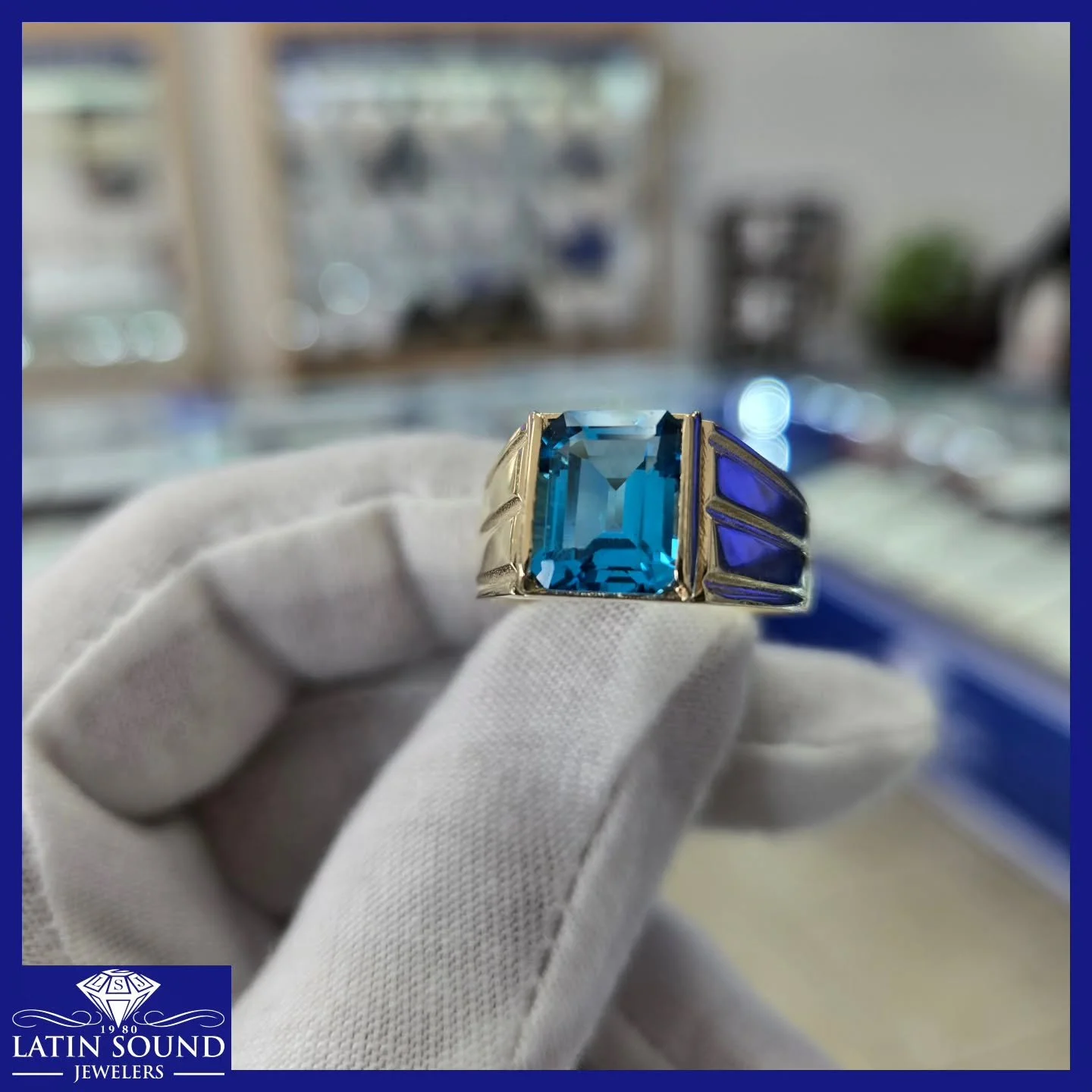 Stunning natural London Blue Topaz, deep color, timeless beauty, and impossible to ignore. What&rsquo;s your favorite gemstone? 
💎
Impresionante topacio London Blue natural, color intenso, belleza cl&aacute;sica y imposible de ignorar. &iquest;Cu&aa