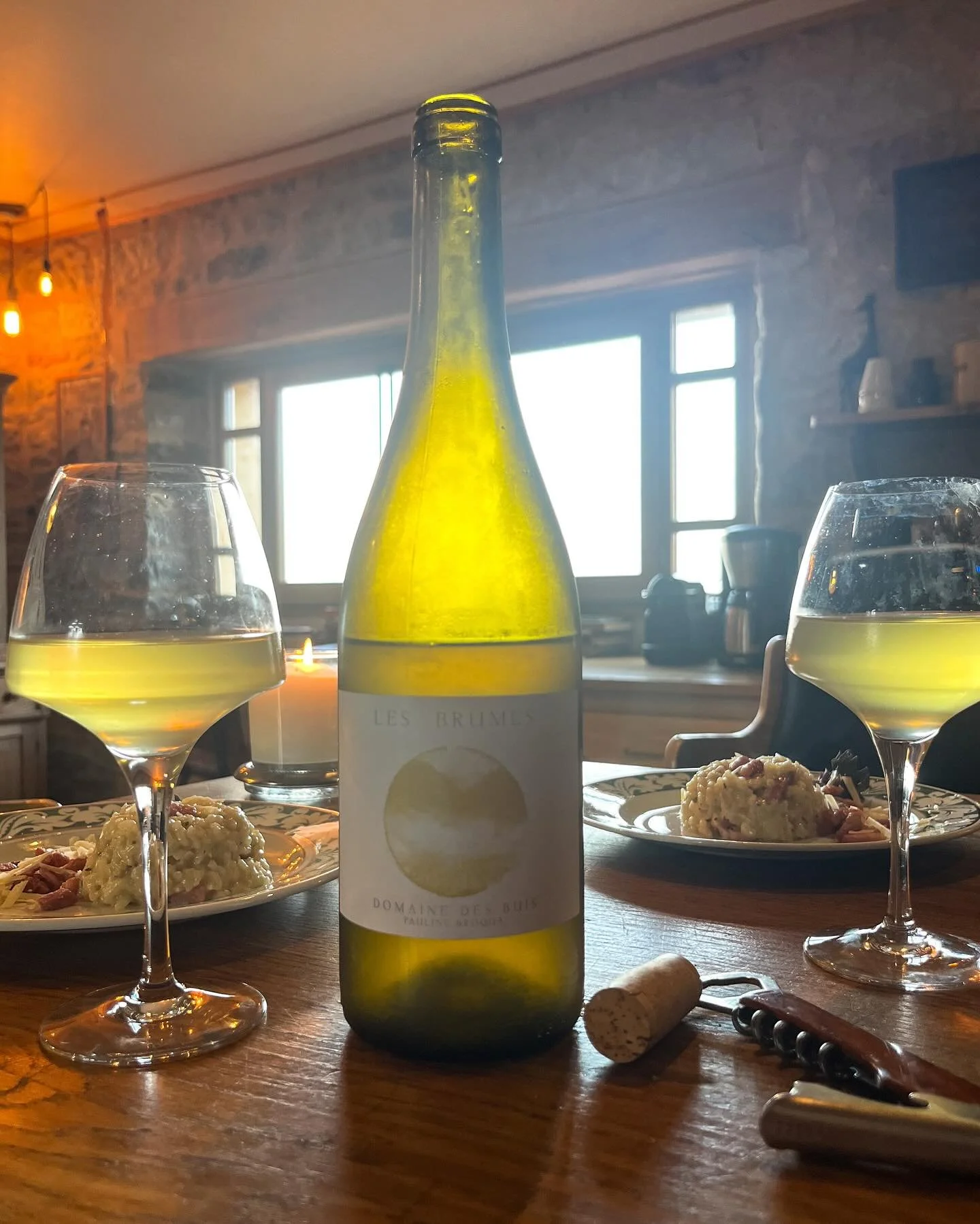 Smells like winter’s coming. Lit a fire. Made a risotto. Married it with Les Brumes 2022, a truly uplifting 100% #chenin, alive with lemon zest and sea salt…cut through our creamy arborio like a surfboard through an Atlantic wave…