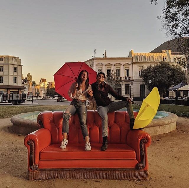 They&rsquo;re there for me when the rain starts to pour (even though it never rains in LA where they now live) PC and tour: @clarasophiey #warnerbrothers #friends #sisters