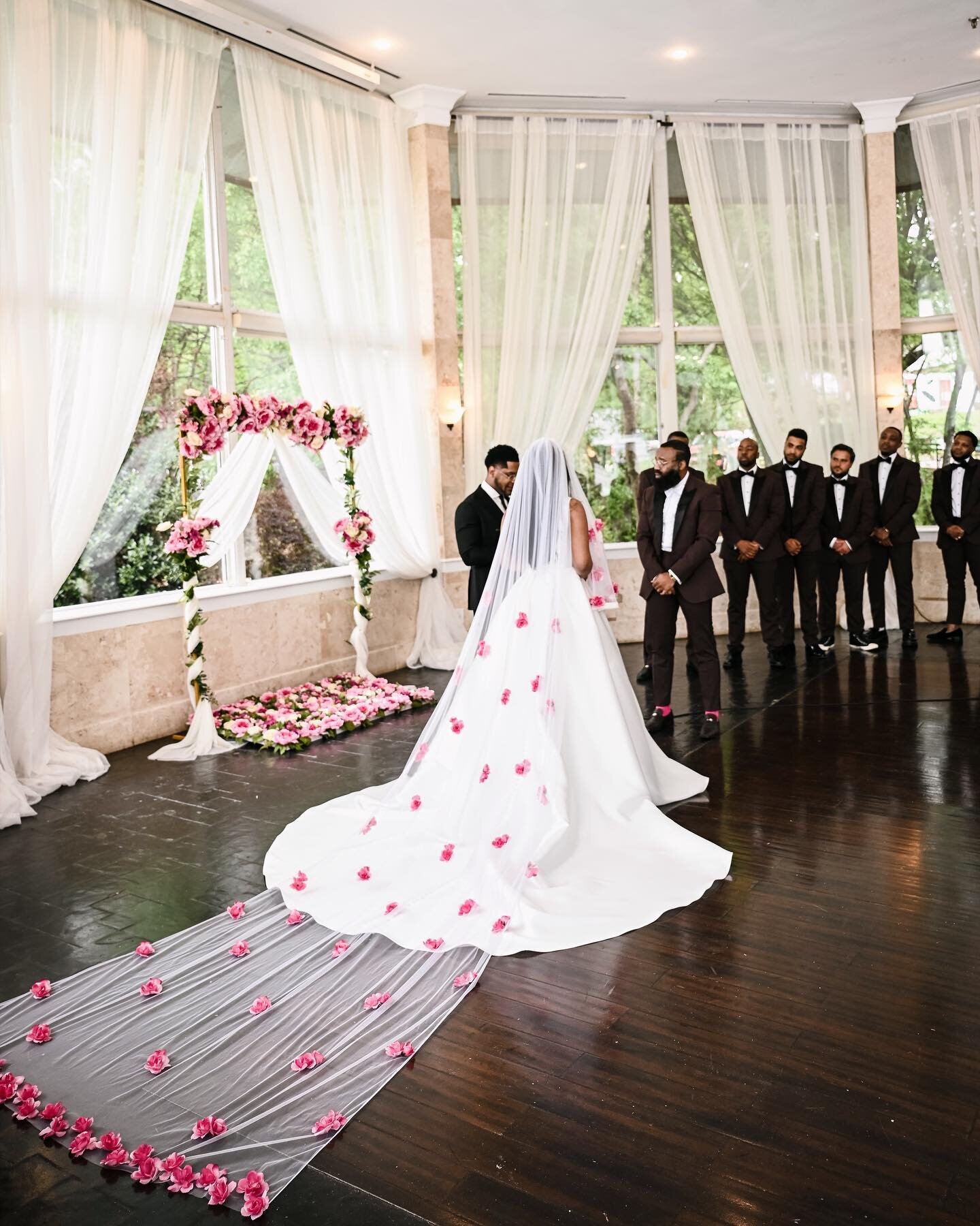 Can&rsquo;t get over my veil😭😍🙌🏽 iconic..
@onlyintonworld you did that baby👰🏽&zwj;♀️
💐🌸🌺🌷
📸 @jeffandmollie 👑
#TheBrownWedding 🤵🏾&zwj;♂️👰🏽&zwj;♀️💒