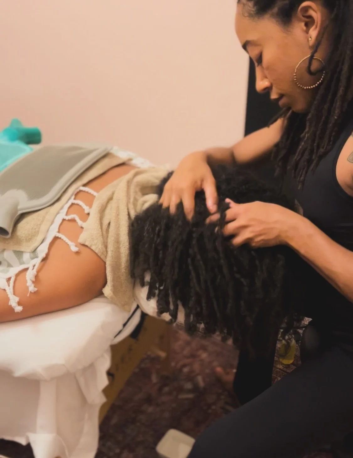 CHICAGO! Thank you sooOul much! 

My heart is beyond full💓

Thank you to everyone who joined the MOVE, BREATHE, OIL workshop with my good friend &amp; colleague @karlaproduces at her home studio @labchicago✨(PS- Sundays you don&rsquo;t wanna miss he