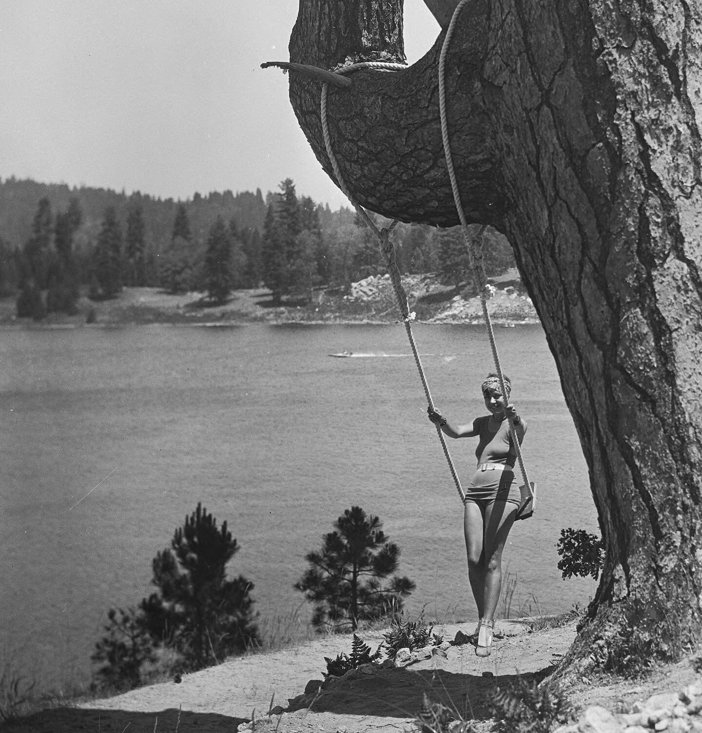 Swinging in to the weekend here at Jetties Waterfront. 

#lakearrowhead #1928