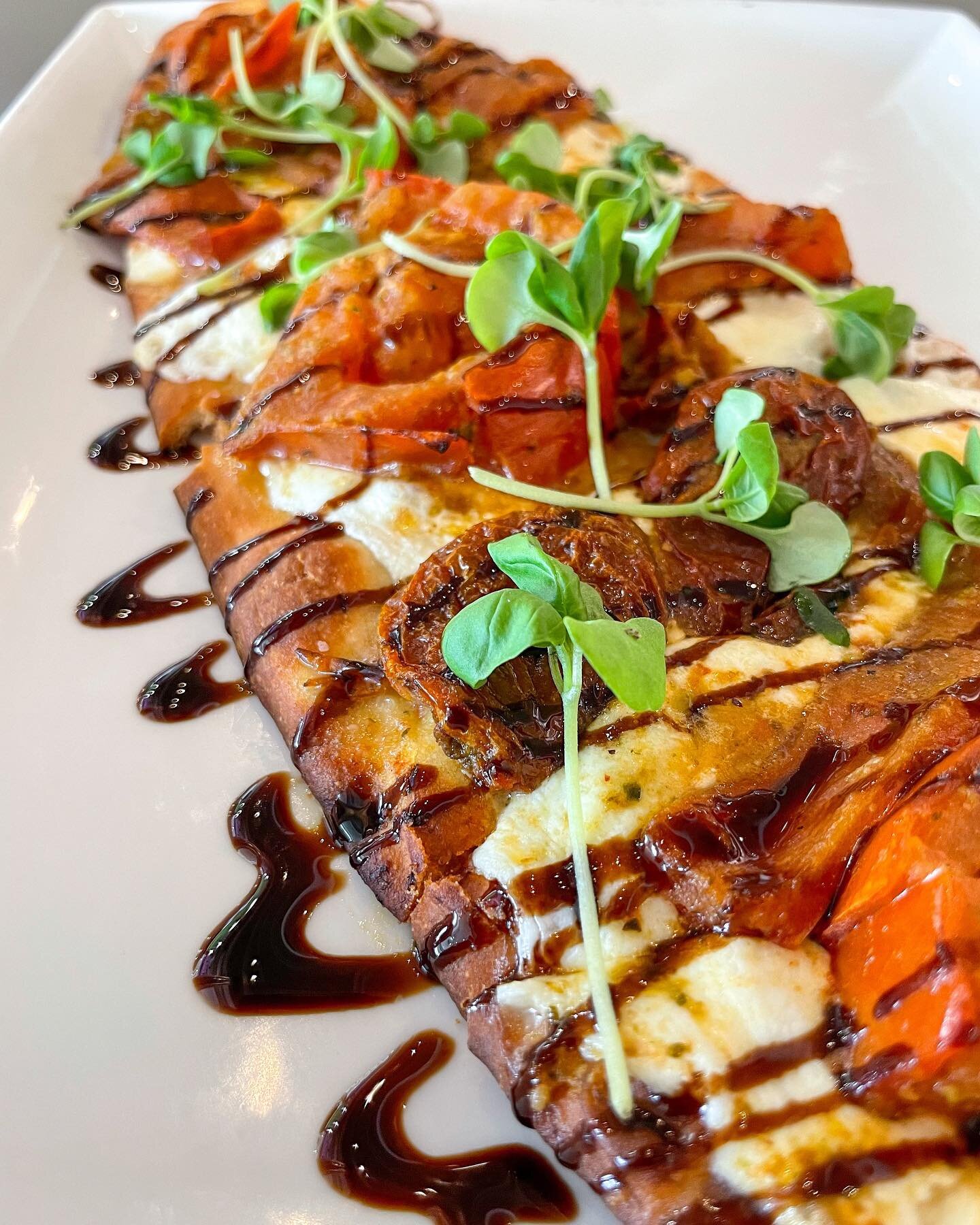 Dive right in to our Margherita Flat Bread. 

#lakearrowhead #mondayfood