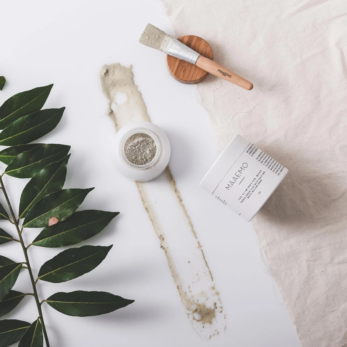 MAAEMO Elimination mask features a unique blend of raw clays and botanical ingredients, creating a deeply cleansing mask that also delivers the skin with complex range of powerful phytonutrients and healing botanicals. The blend of French green &amp; Kaolin clay work to detoxify the skin, visibly eliminating impurities and imperfections, whilst nutrient rich botanicals such as Kale and Gotu Kola provide a deep level of nourishment and support collagen production in order to achieve a vital, luminous complexion🌿
.
.
.
#eliminationmask #getyourglowon #itsmasktime #plantpowered #deepcleansing #wanakabeauty #naturalandorganic #iluhub