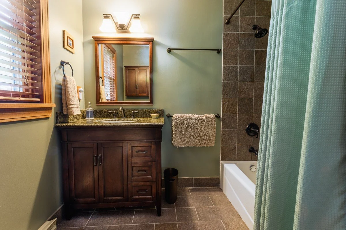 bearwallow-cottage-bathroom.jpeg