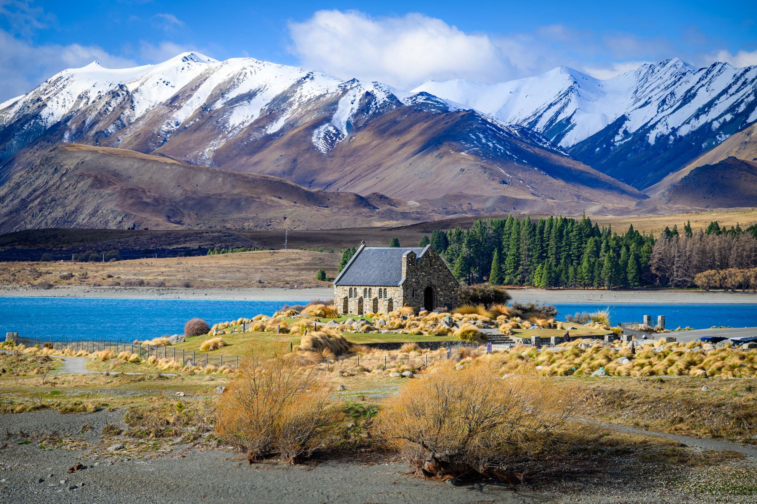 The Church of the Good Shepherd rests on the shores of Lake Tekapo on New Zealand’s South Island, framed by a breathtaking backdrop of snow-capped mountains. It’s truly a sight to behold.