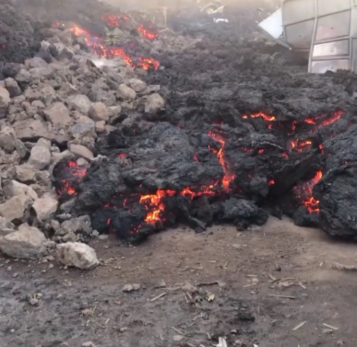 The aftermath of yesterday's volcano eruption. Swipe left to see what happened. #prayforgoma 

&mdash;

Thousands of people had to flee their homes after lava erupted from  Mount Nyiragongo and poured into nearby streets. The volcano left houses on f