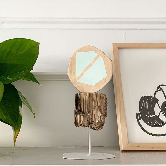 Little &lsquo;Modus Volito&rsquo; piece living in the wild ... happy in the home of Celeste and Rob @celesteprevost ... just to the sneaky right is a part of a @peopleiveloved piece .
.
.
#assemblage #sculpture #minimal