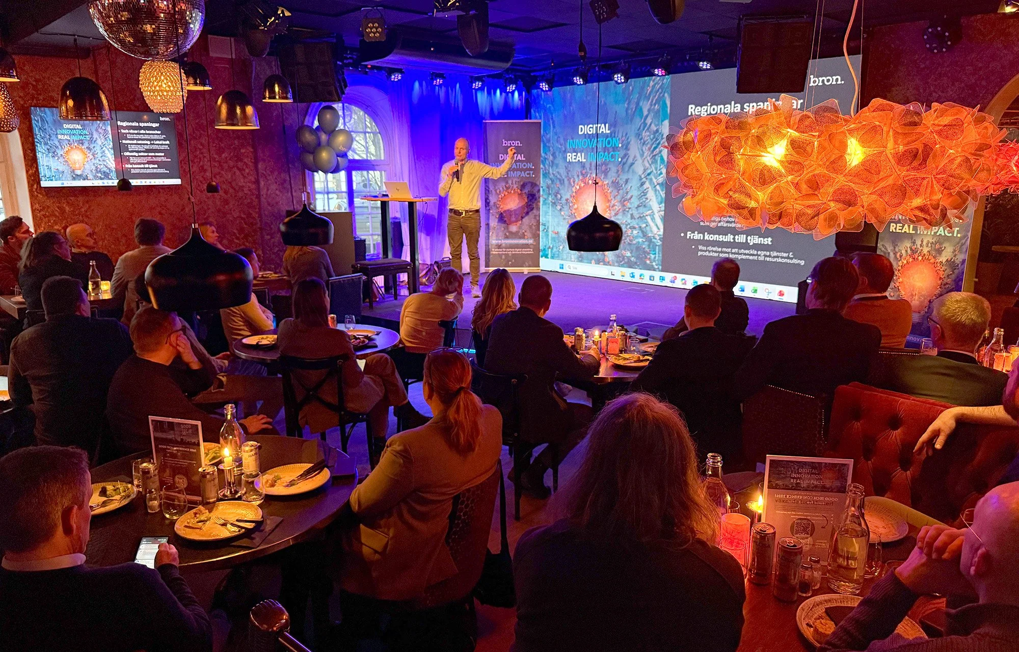 Lars på scenen.jpg