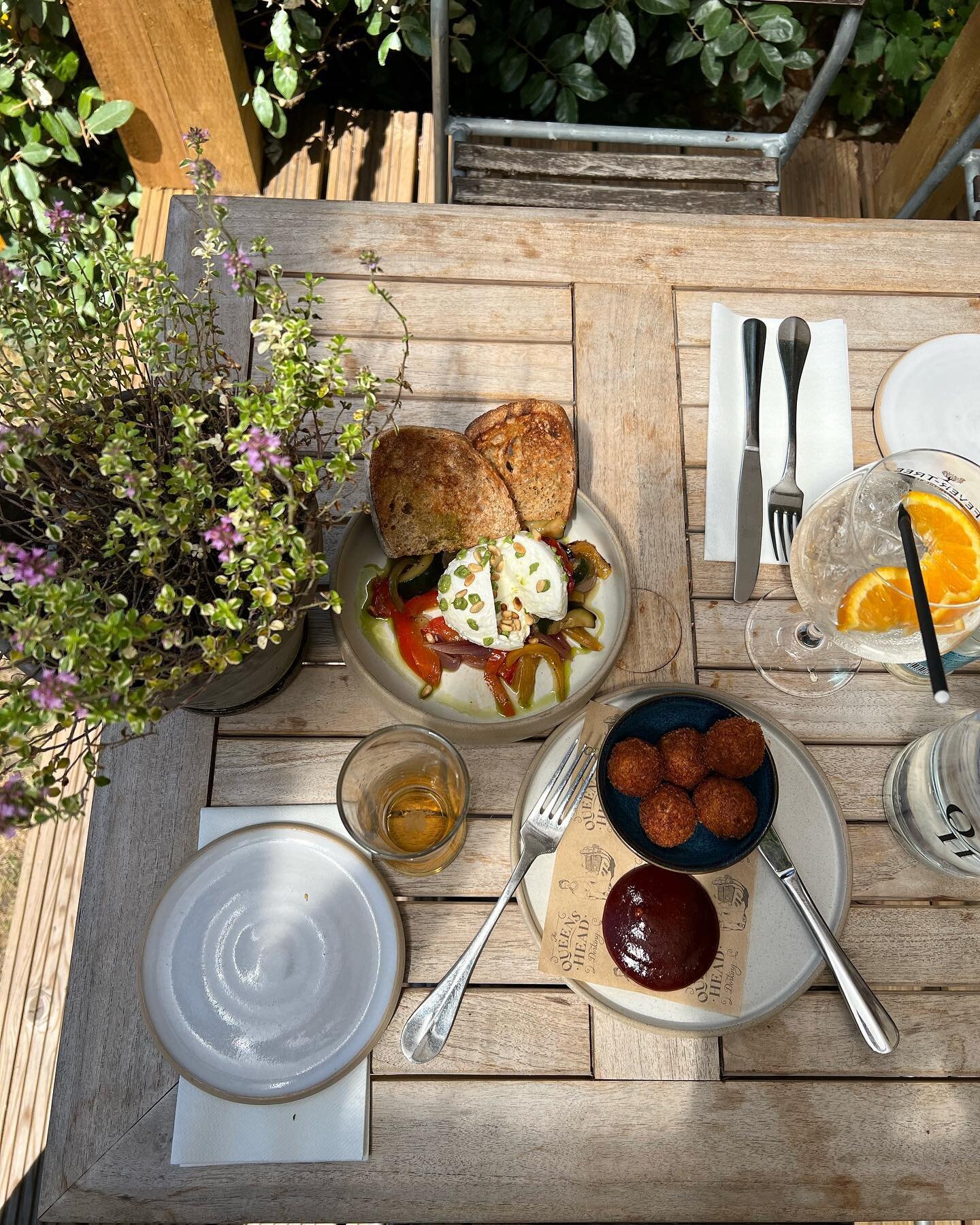 Here&rsquo;s summer in a picture 🍹 

G&amp;T, beer and snacks in our summer terrace

#queensheaddorking #thequeensheaddorking #pubsofinstagram #foodporn #surreyfoodie #surrey #surreylife #michelinguide #foodpics #surreyblogger #surreybloggercollecti