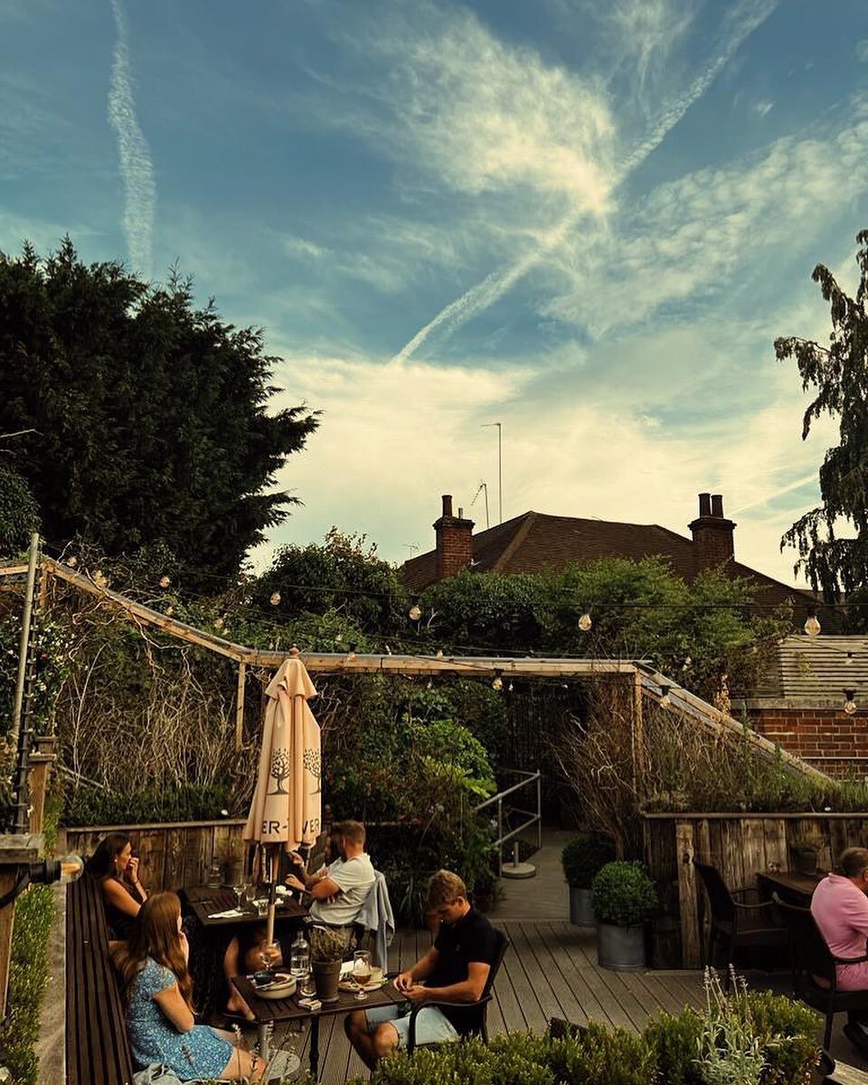 Enjoying a warm summer&rsquo;s evening ☀️

#surrey #surreyhills #dorking #pubsofinstagram #pubgarden #englishpub #visitdorking #surreypubs #timeout