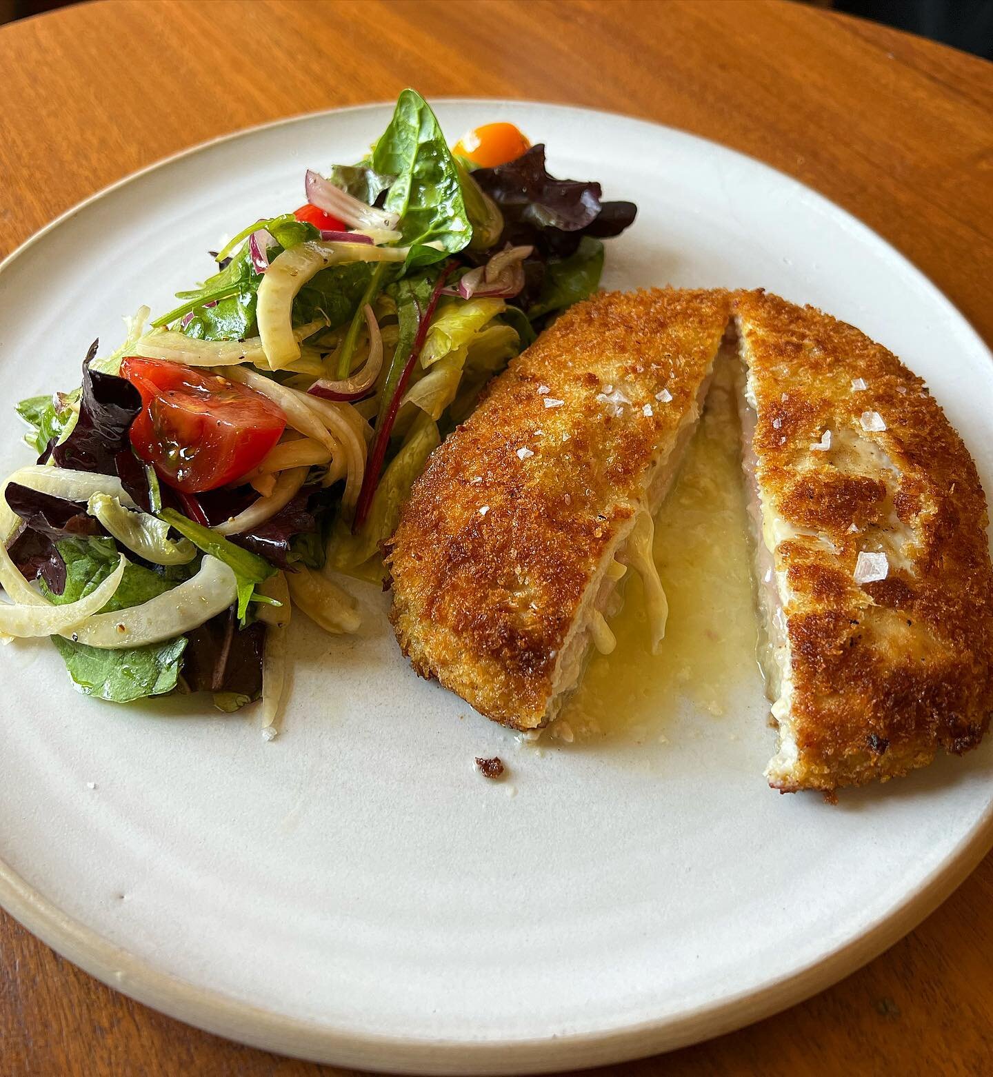 N E W  D I S H 🚨 

Chicken cordon bleu served with tomato, onion, fennel &amp; leaves salad

#queensheaddorking #summerdish #thequeensheaddorking #pubsofinstagram #foodporn #surreyfoodie #surrey #surreylife #michelinguide #foodpics #surreyblogger #s