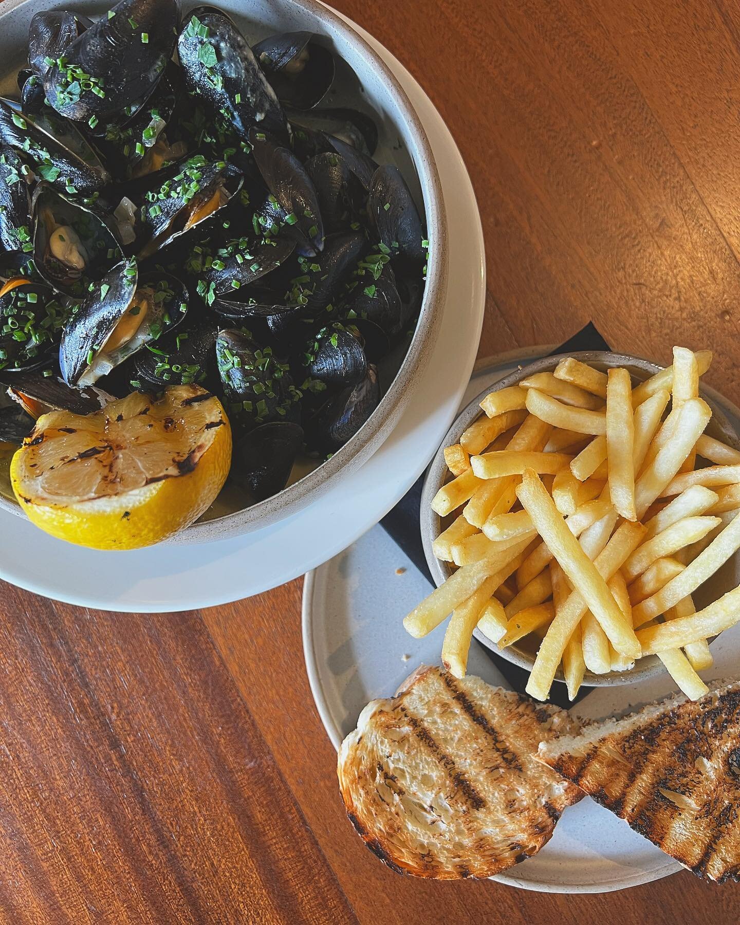 Moules marini&egrave;re with Thai green curry, perfect dish to start the weekend right 😋