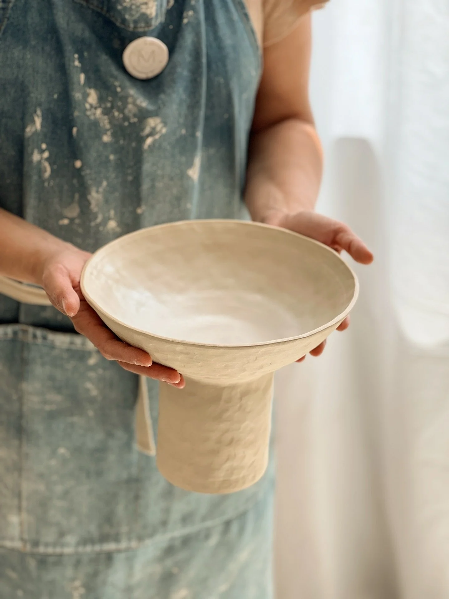 ・
SPERIMENTA.

La materia che prende forma.
Le mani che ascoltano.
Il tempo che rallenta.

Scopri il mondo della ceramica attraverso il mio approccio - tra corsi, lezioni individuali o di coppia, workshops, clay room, private events e open lab.
Un in