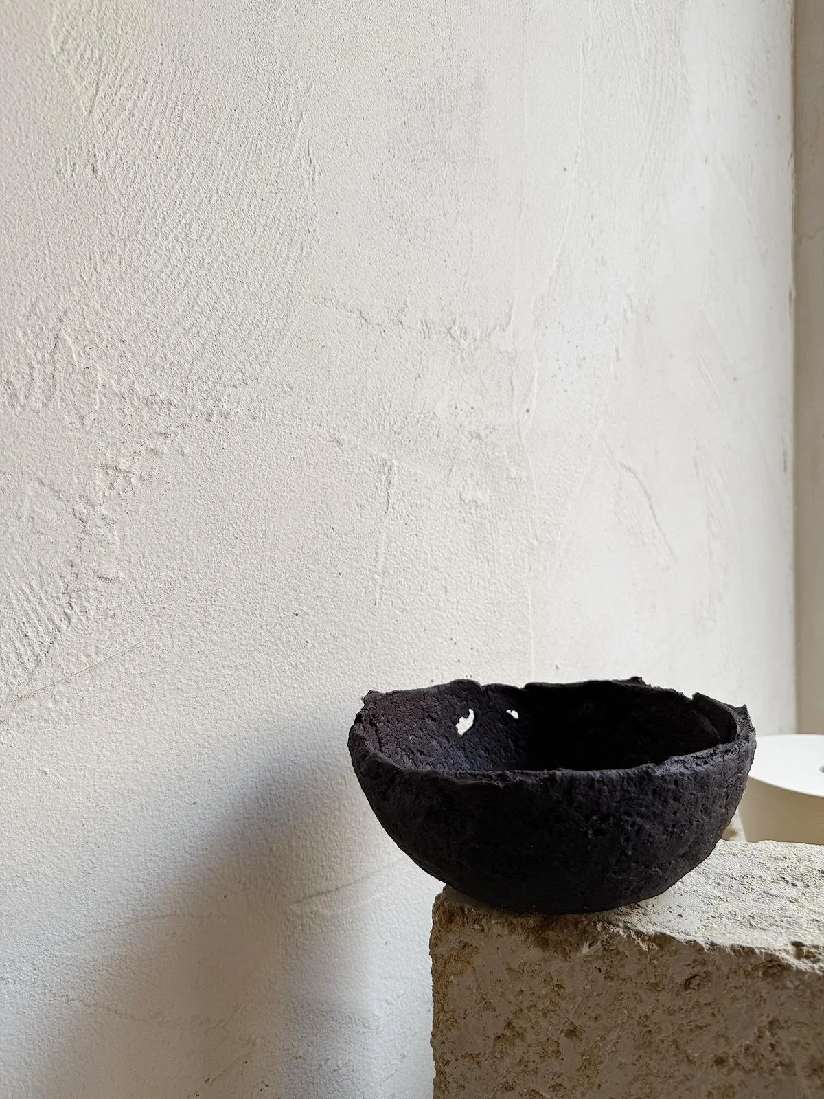 ・ 
MIMESI.

Ciotole scure di cracker che sembrano ceramiche, le mie ceramiche, e che tutti hanno scambiato per vere 🖤

L&rsquo;inaugurazione ha avuto un super setup, @taleastudio ha fatto la sua magia curando il food styling ✨

・・・

MIMESIS.

Dark c