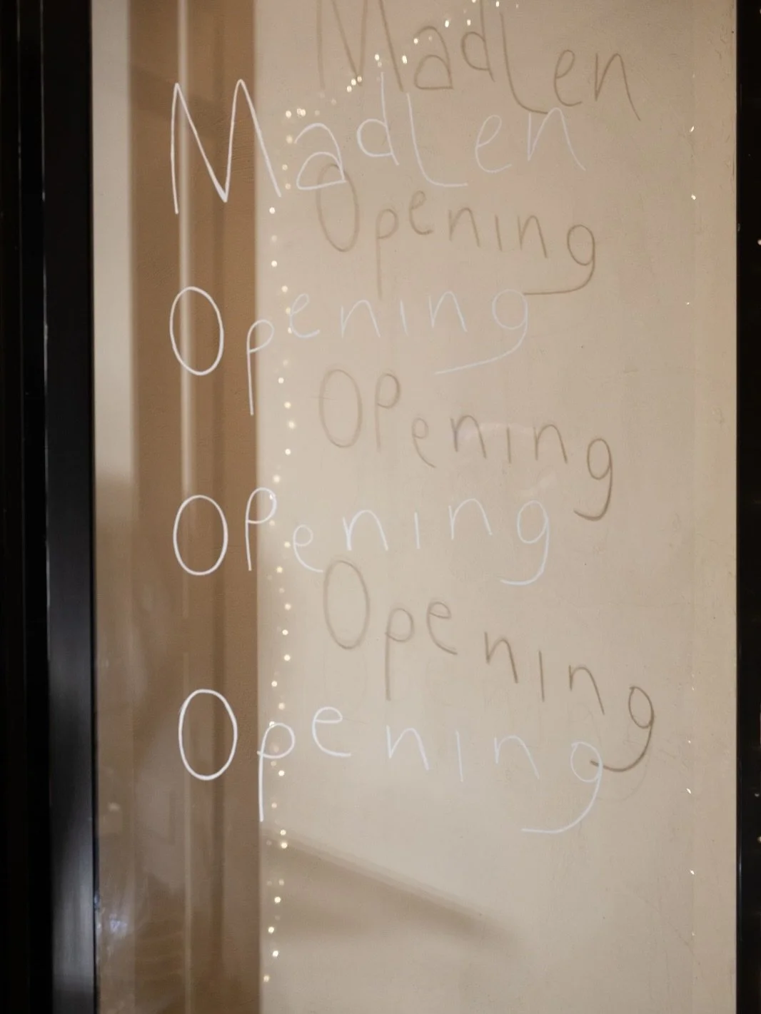 ・
MAGIA.

Atmosfera accogliente, luci basse e candele, un tocco di colore, e poi abbracci tanti abbracci.
L&rsquo;inaugurazione che non scorder&ograve;, del mio studio tanto desiderato e che tanto desideravo mi assomigliasse, pieno di belle persone.
