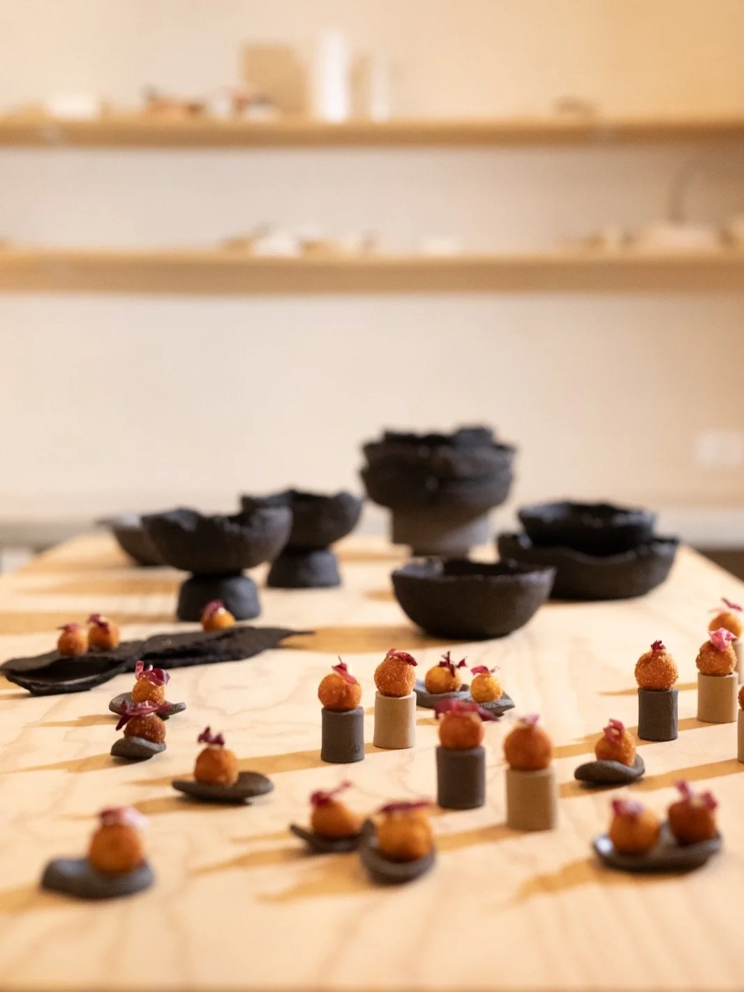 ・
EATING TABLE _ BOWLS &amp; BALLS

Sono trascorsi due mesi dall&rsquo;opening del nuovo studio.
Nel mentre ha ospitato corsi, workshop, compleanni e tante voci di amici passati a salutare.
Ci saranno nuove occasioni di incontro, eventi, collaborazio