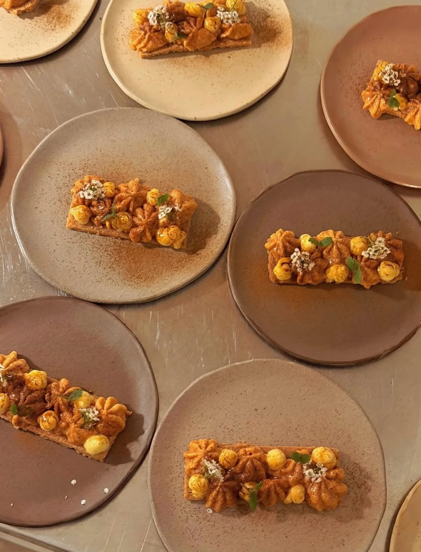 ・
A Monday morning like this 🤍

Last December at @burro_cafe with super guests @kucinekreative in the kitchen.

Tasty sweets in sweet earthy ceramics 🫶🏻