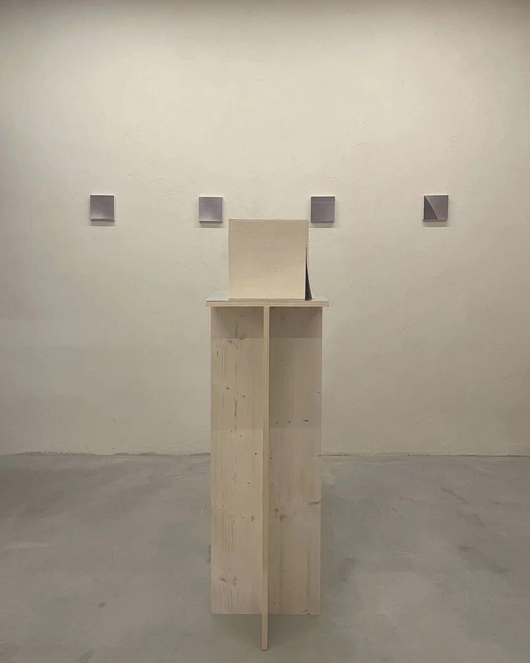 ・
EXHIBITION.
In occasione di @openhouse.roma lo studio presenta una mostra site-specific che pone al centro il linguaggio dell&rsquo;architettura attivando un dialogo tra ceramica e fotografia.

&ldquo;Lo spazio sublime tra due forme&rdquo;
curato d