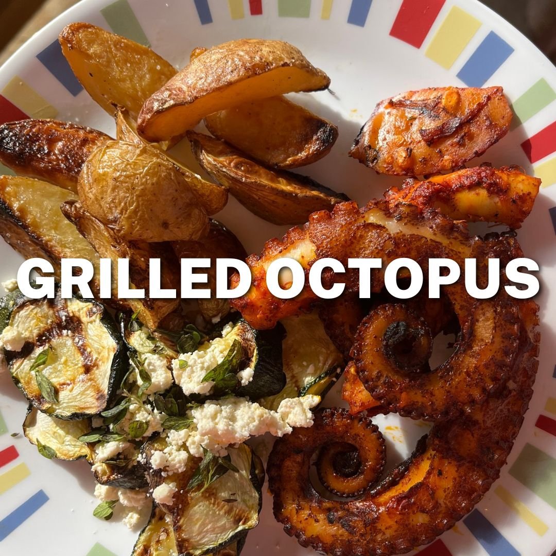Spanish sea food, cripsy deep fried baby octopus, fish, calamari rings  served with lemon, close up Stock Photo - Alamy