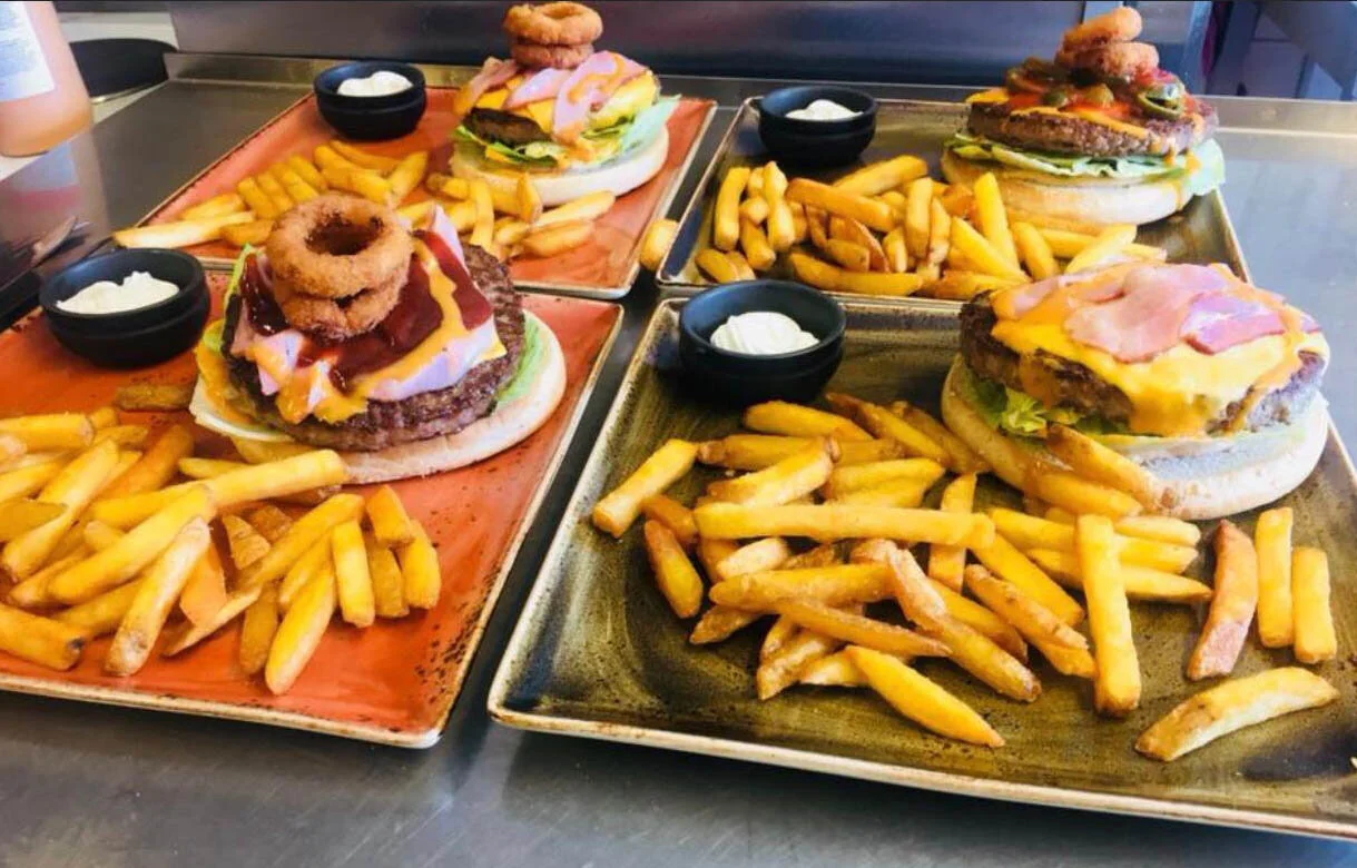 Burgerit ja ranskalaiset Caprin tapaan.