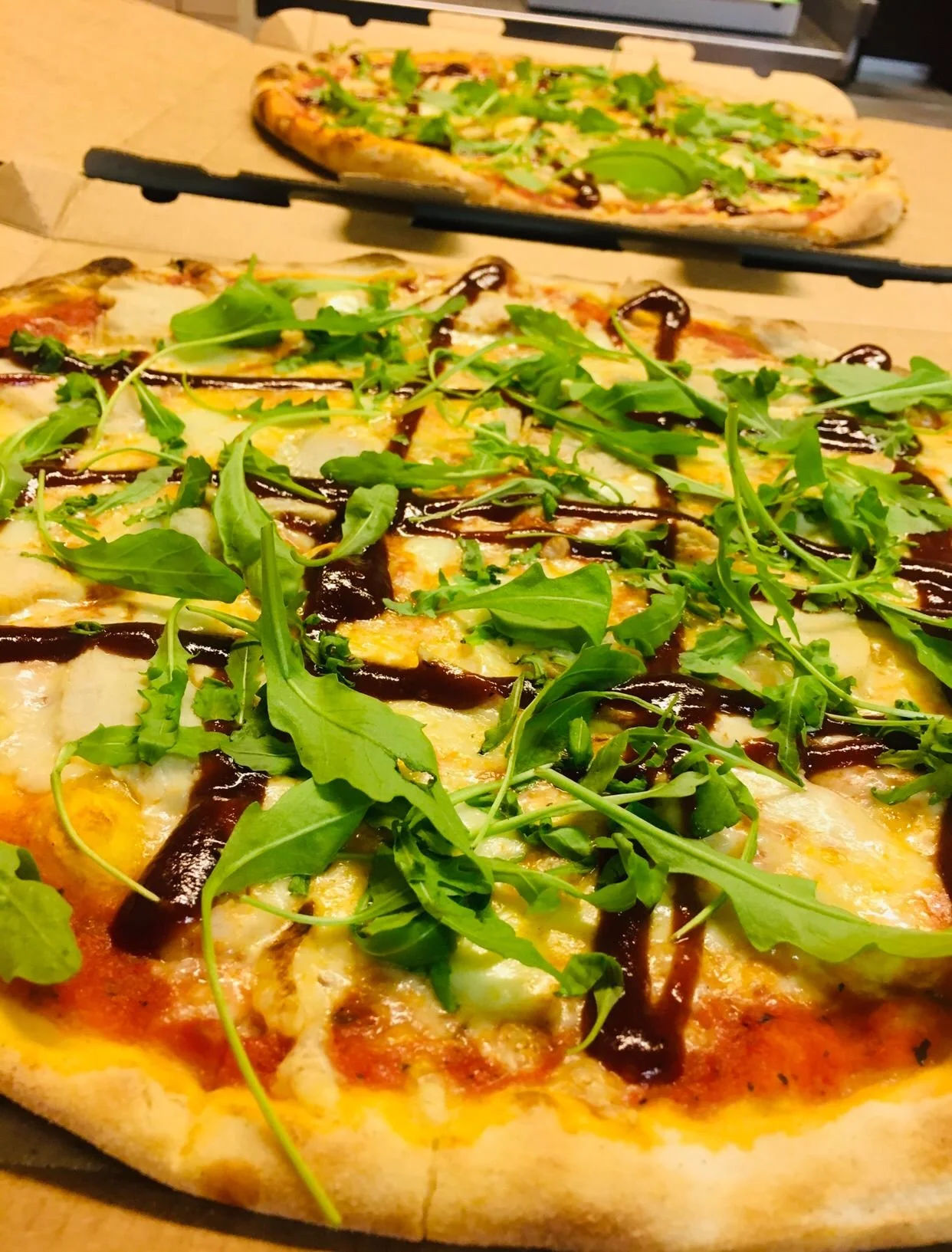 Pizza, kastiketta ja rucolaa