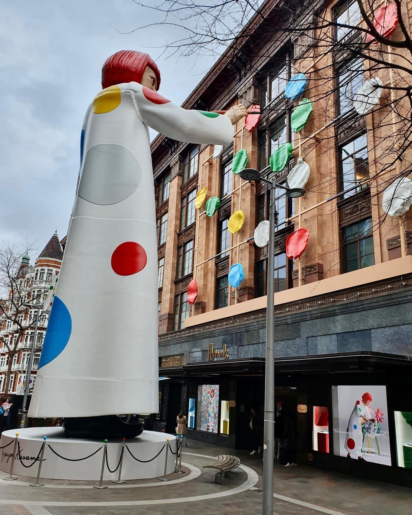 Don&rsquo;t mind us admiring the incredible Louis Vuitton x Yayoi Kusama artwork fronting Harrods&rsquo; iconic exterior, in the heart of Knightsbridge. 

-

#louisvuitton #yayoikusama #harrods #harrodslondon #louisvuittonxyayoikusama #knightsbridge 