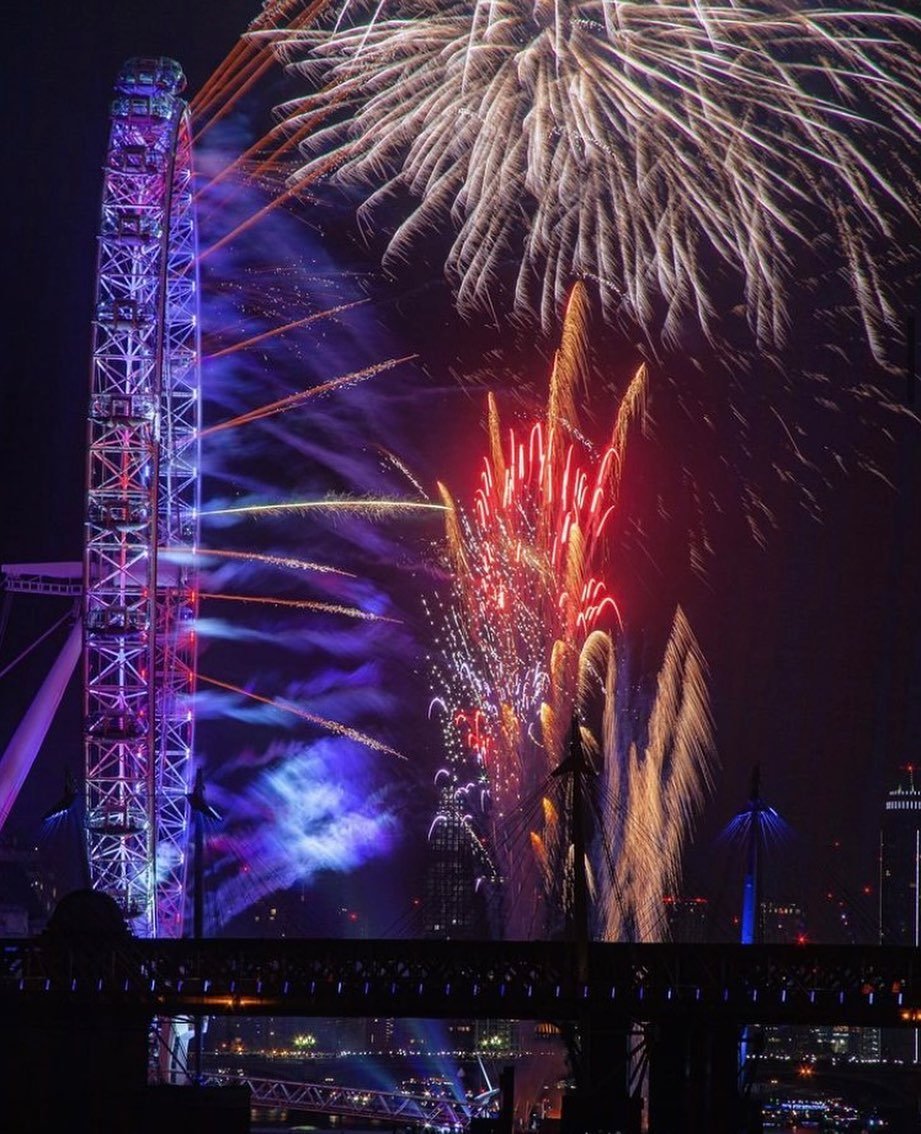 A very Happy New Year to all, from the Iles Prime Property team! Here&rsquo;s to 2023 🥂

📸 @lakudavies 

-

#happynewyear #london #fireworks #nye #2023 #ilesprimeproperty #ilesproperty #londonproperty #londonlife #bigben #londoneye