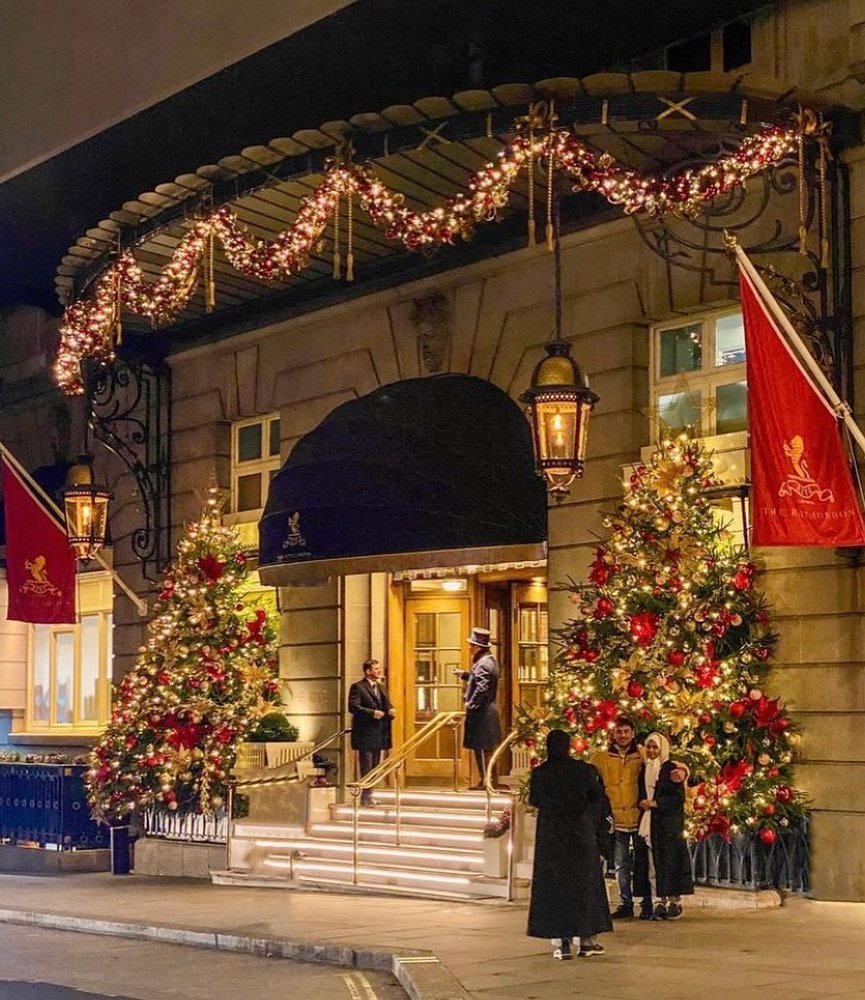 A very merry Xmas from the Iles Prime Property team! 

📸 @aleks_london_diary 

#xmas #christmas #merrychristmas #londonchristmas #ilesprimeproperty #ilesproperty #happynewyear #theritz #holidays #london