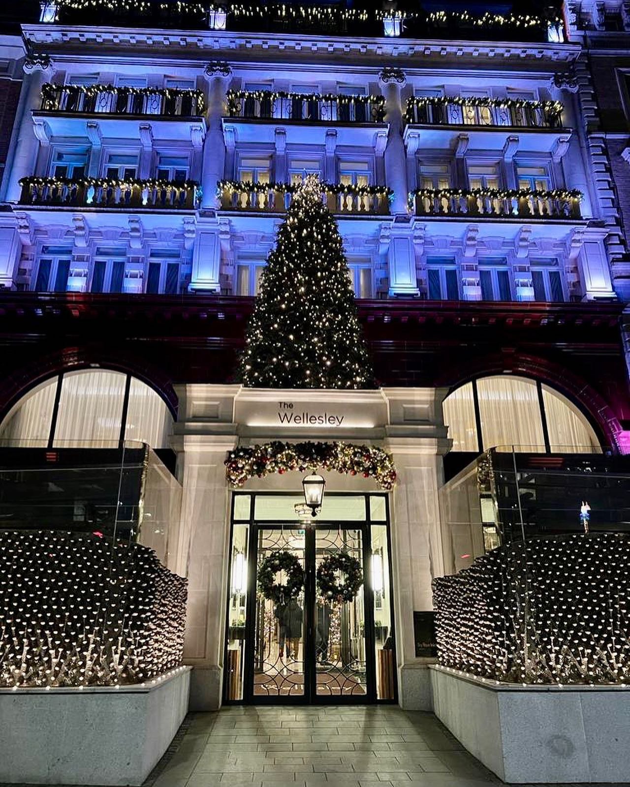 A selection of stunning Christmas displays around London 🎄

-

#londoninstagram #christmas #christmasinlondon #londonlights #christmaslights #christmastree #christmasdecor #thewellesely #rac #royalautomobileclub #dior #harrods #harrodslondon #harrod