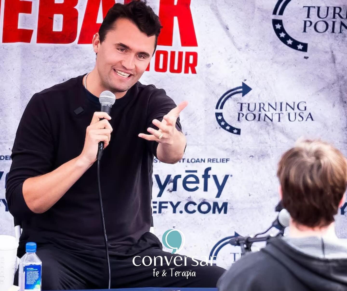 Charlie Kirk visitaba universidades, invitando a estudiantes a un di&aacute;logo abierto sobre estilos de vida, fe, cultura y pol&iacute;tica. Charlie fund&oacute; la organizaci&oacute;n, Turning Point USA, para educar y promocionar la libertad, los 
