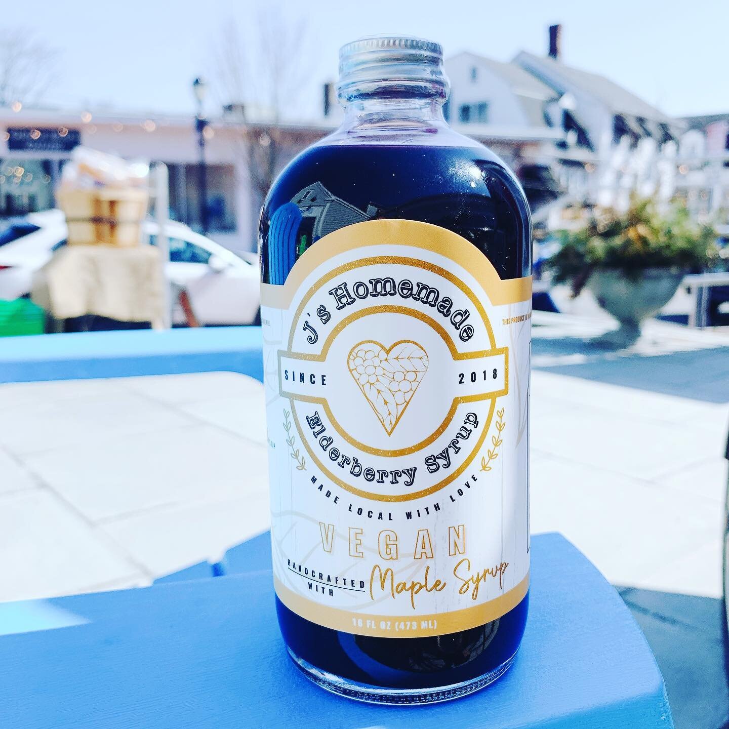 ☀️Just arrived in store and in time for the weekend: 
Vegan @jshomemadesyrup 
plus delectable @whistlestopct pies and some seriously good house made dips from Oliva on Main in Bethlehem!☀️