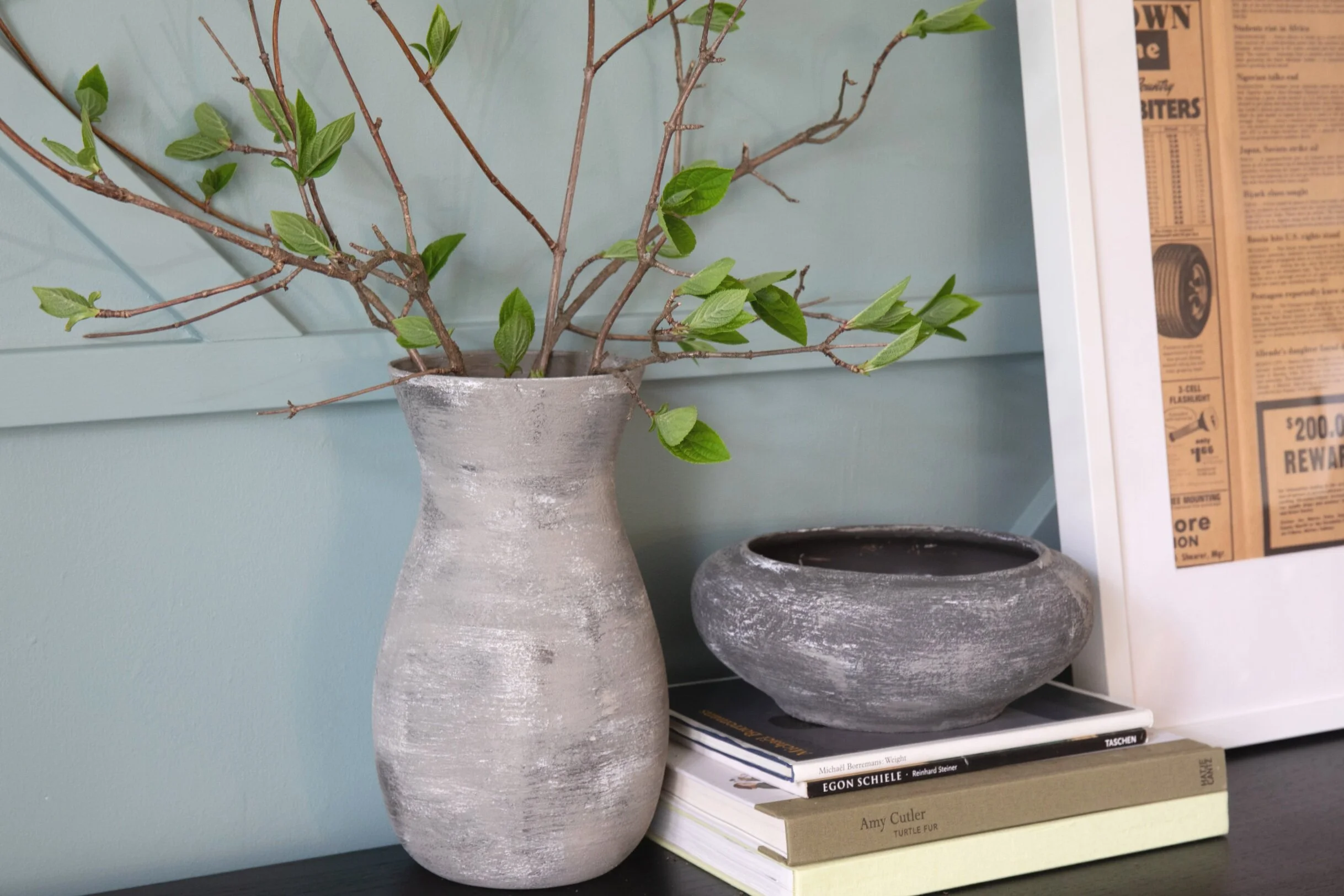 Stoneware_vase_and_bowl_on_stack_of_books.jpg