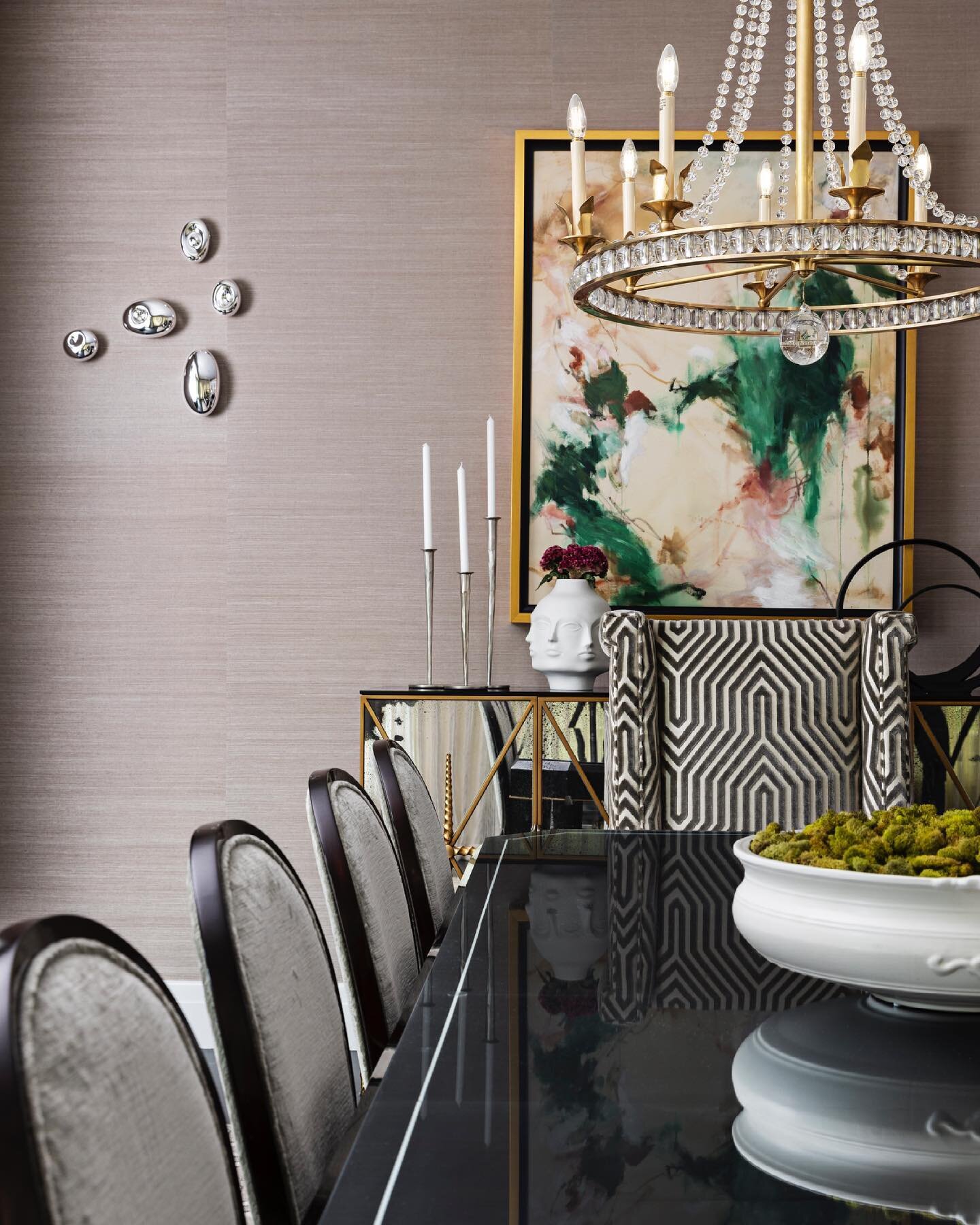 Striking dining room with bold colors, textural grass cloth wallcovering and lustrous velvets. Just a few of our favorite design elements. 
Design: @meriendakadesigngroup 

&bull;
&bull;
&bull;

#interiordesign #interiordesigner #interiors #design #d